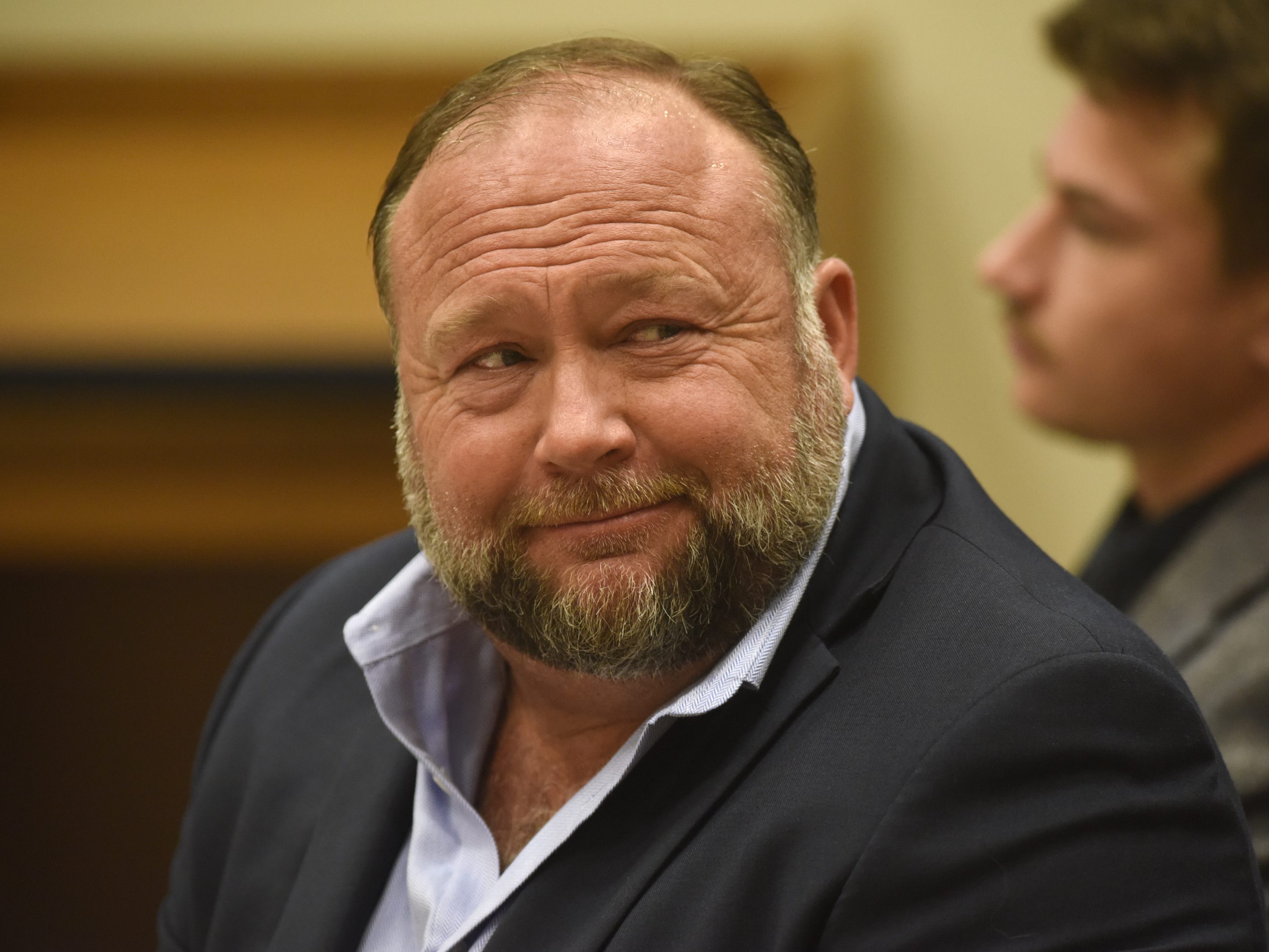 Der US-Verschwörungstheoretiker Alex Jones muss fast eine Milliarde Dollar an die Angehörigen des Massakers an der Sandy-Hook-Grundschule zahlen. Der US-Verschwörungstheoretiker Alex Jones muss fast eine Milliarde Dollar an die Angehörigen des Massakers an der Sandy-Hook-Grundschule zahlen.