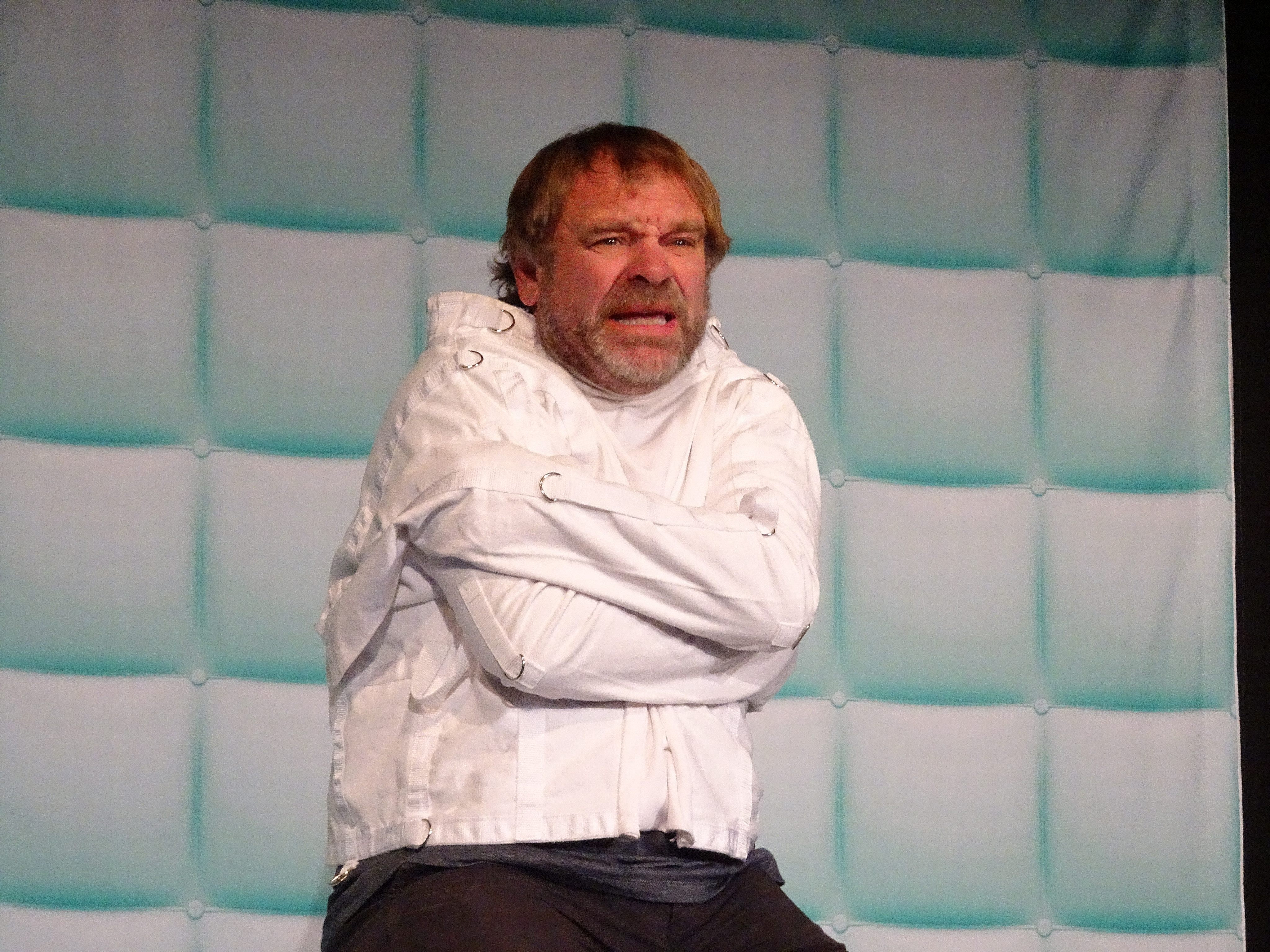 Valle live sorgte am Samstag für viele Lacher bei seinem neuen Solokabarett "I d´r Gummizealla". Valle live sorgte am Samstag für viele Lacher bei seinem neuen Solokabarett "I d´r Gummizealla".