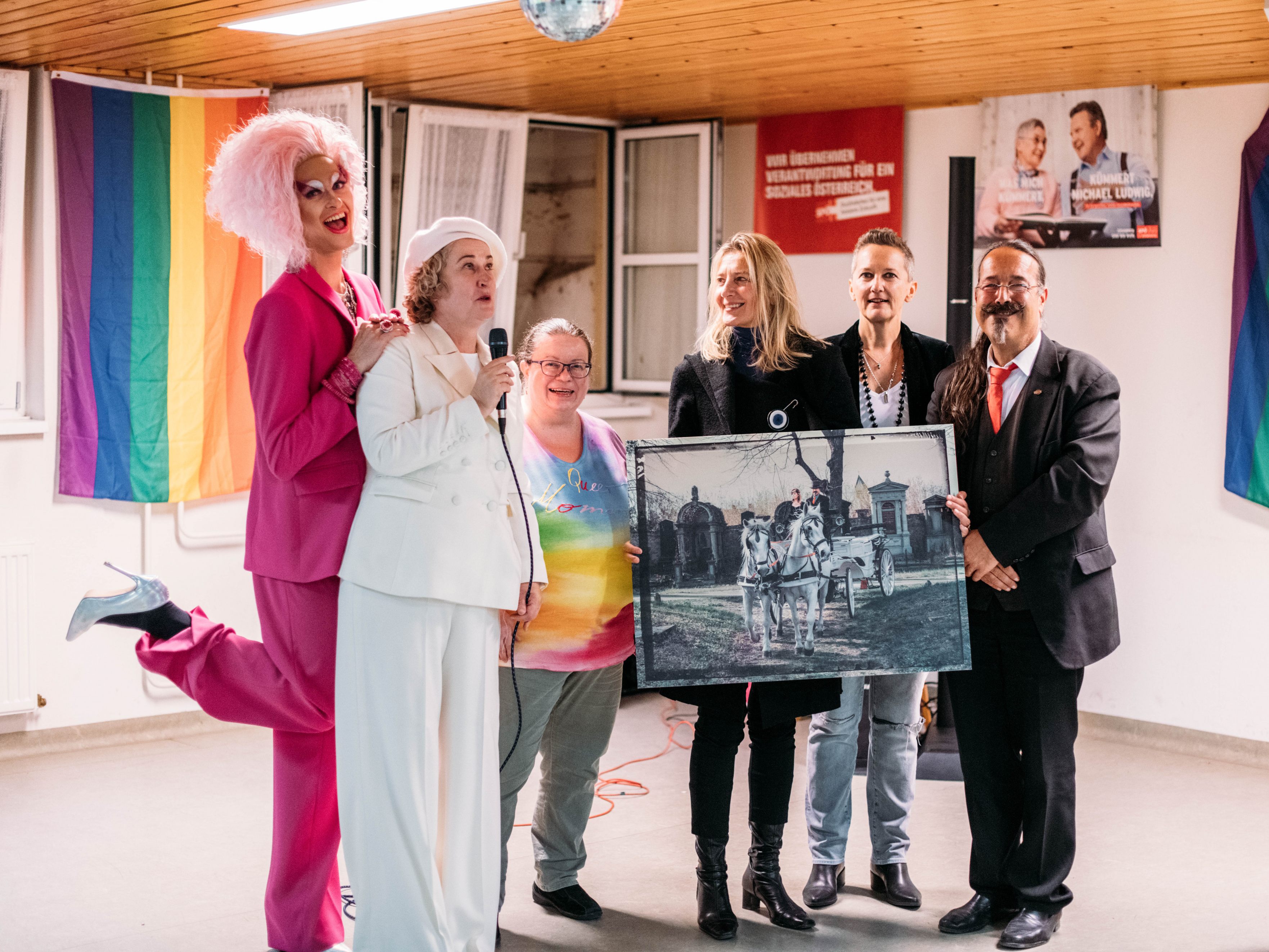 Rund 100 Tanzfreudige tanzten beim 8. Queer Dance im Gemeindebau in Wien-Simmering für mehr Toleranz.