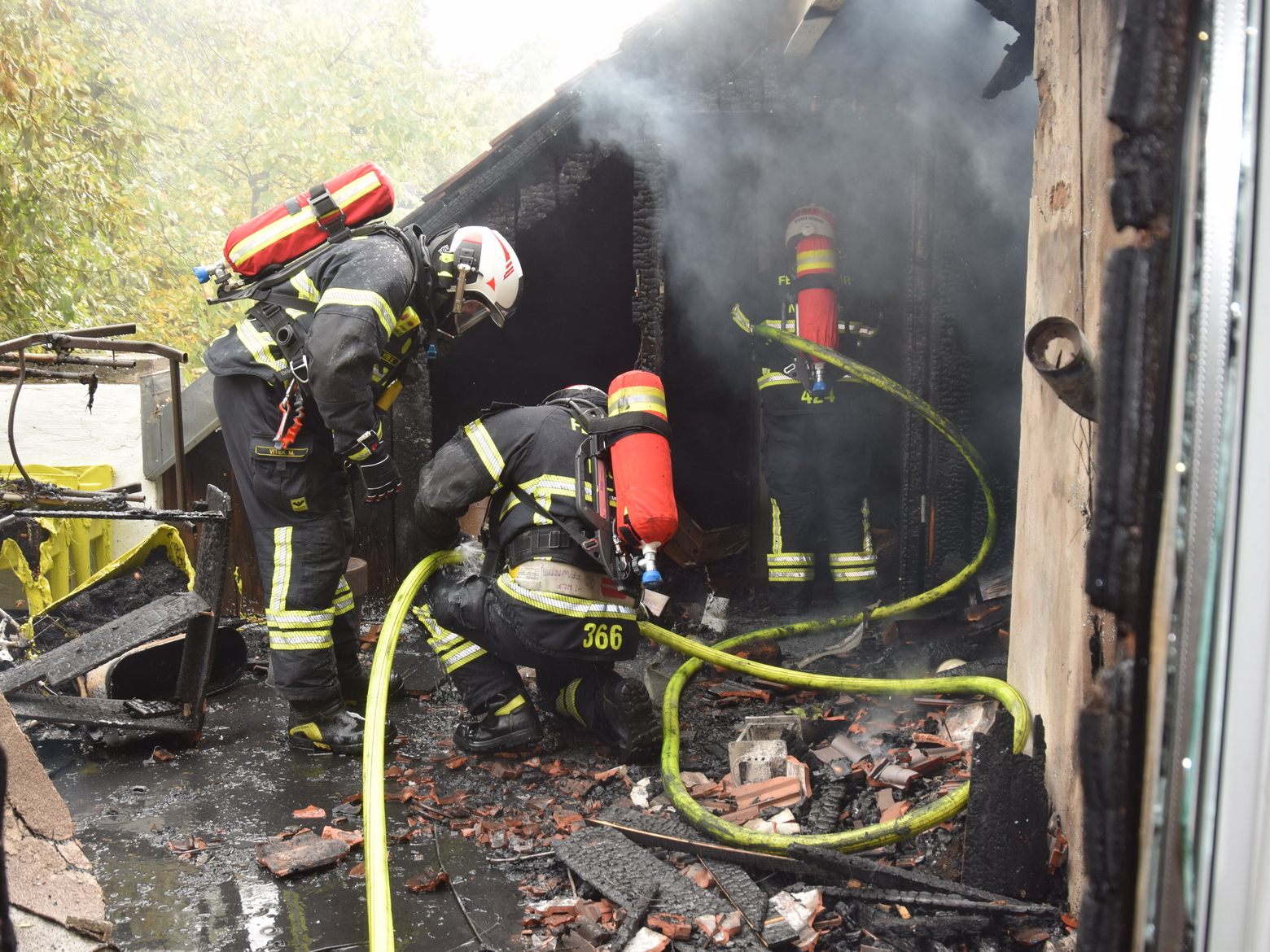 In Wiener Neudorf griff am Montag der Brand auf einer Terrasse auf den Dachstuhl eines Hauses über. In Wiener Neudorf griff am Montag der Brand auf einer Terrasse auf den Dachstuhl eines Hauses über.