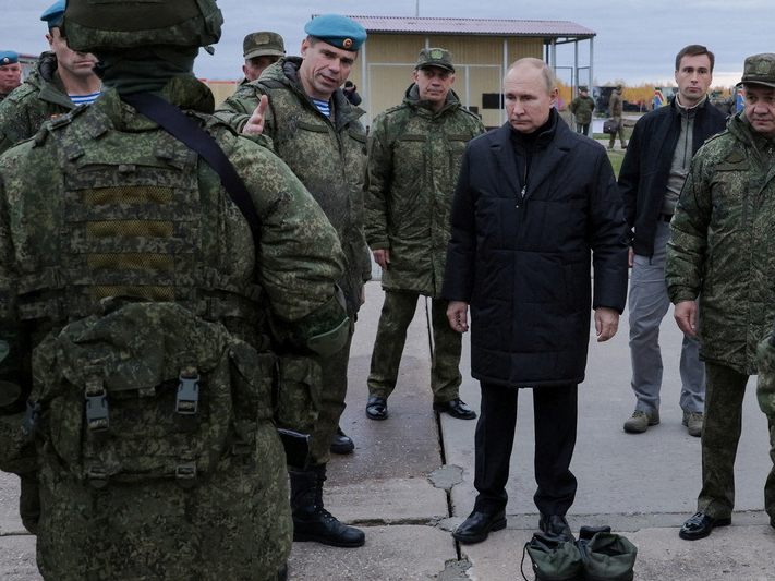 Putin im einem Trainingscamp des russischen Militärs für einberufenen Reservisten Ende Oktober 2022. Putin im einem Trainingscamp des russischen Militärs für einberufenen Reservisten Ende Oktober 2022.