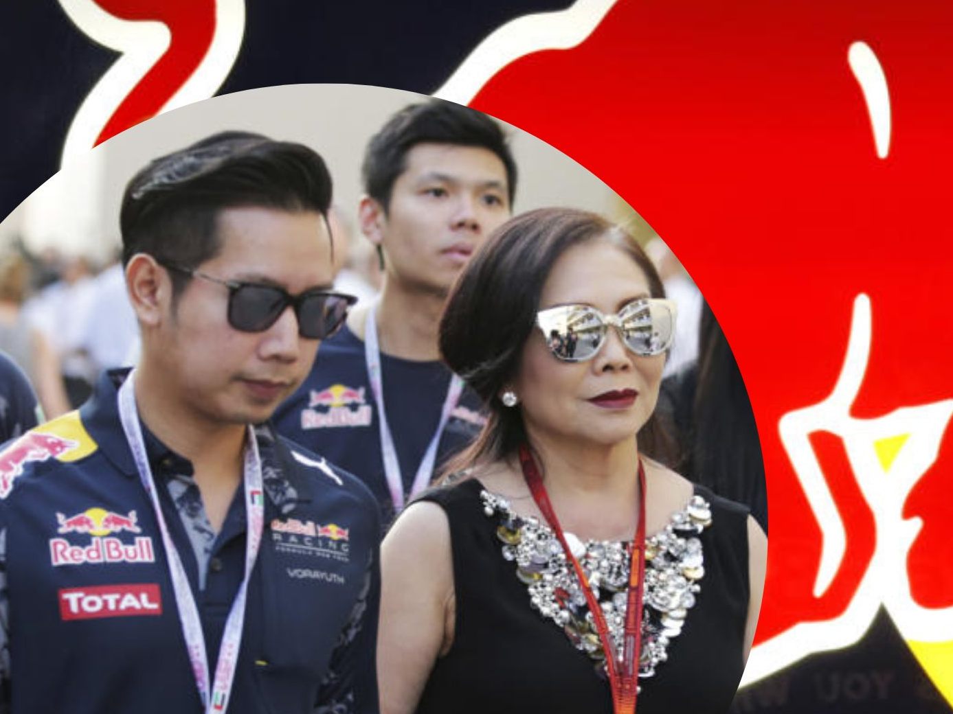 Ein Erbe des Red Bull-Imperiums jettet trotz zahlreicher Anklagen der Justiz weiter durch die Welt, hier ist er etwa mit seiner Mutter an einem Formel 1-Rennwochende in Abu Dhabi zu sehen.