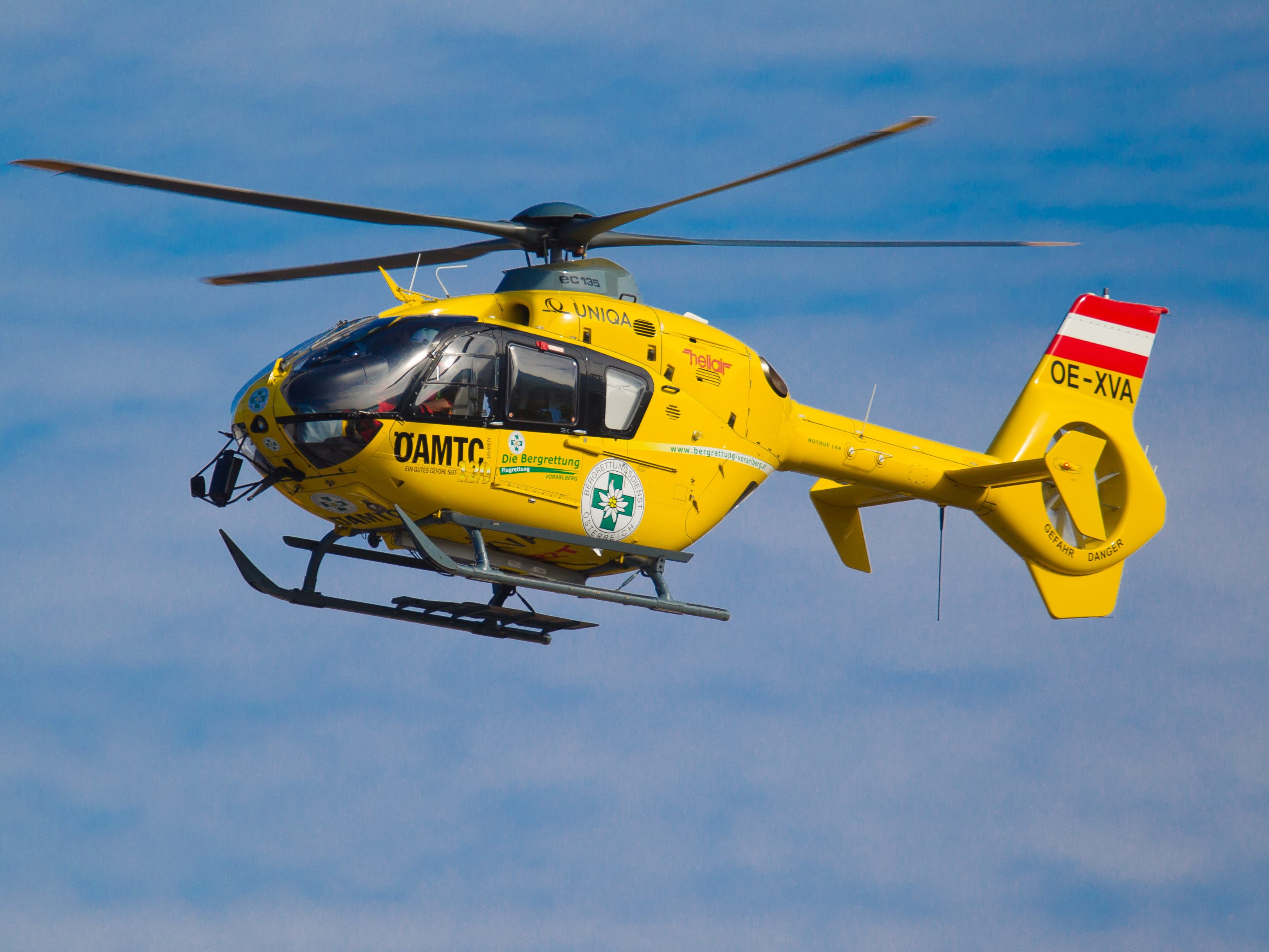 Der Rettungshubschrauber "C8" musste einen der Verletzten ins LKH feldkirch fliegen. (Symbolbild) Der Rettungshubschrauber "C8" musste einen der Verletzten ins LKH feldkirch fliegen. (Symbolbild)