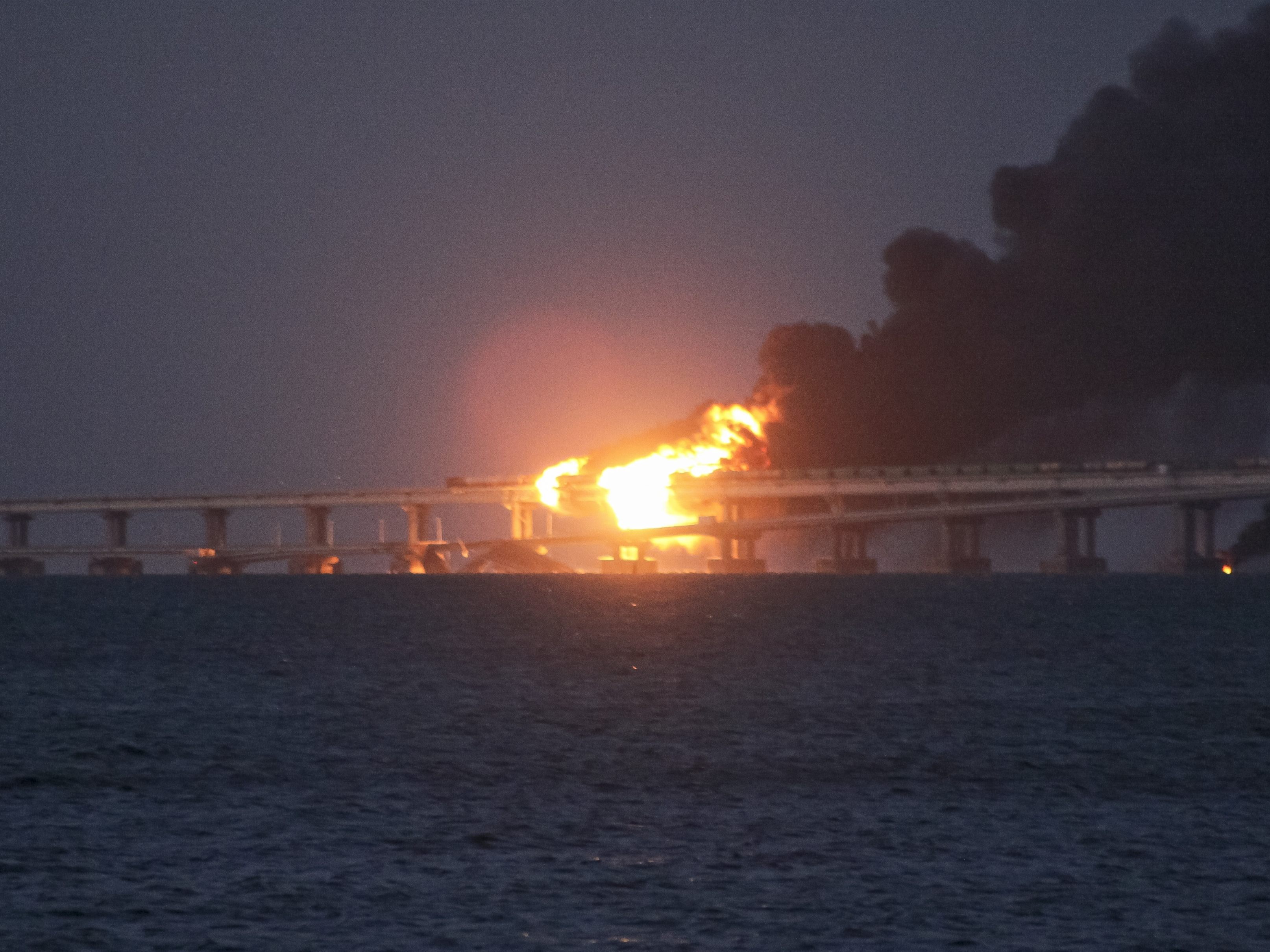 Russland meldet Festnahmen wegen der Explosion auf der Krim-Brücke. Russland meldet Festnahmen wegen der Explosion auf der Krim-Brücke.