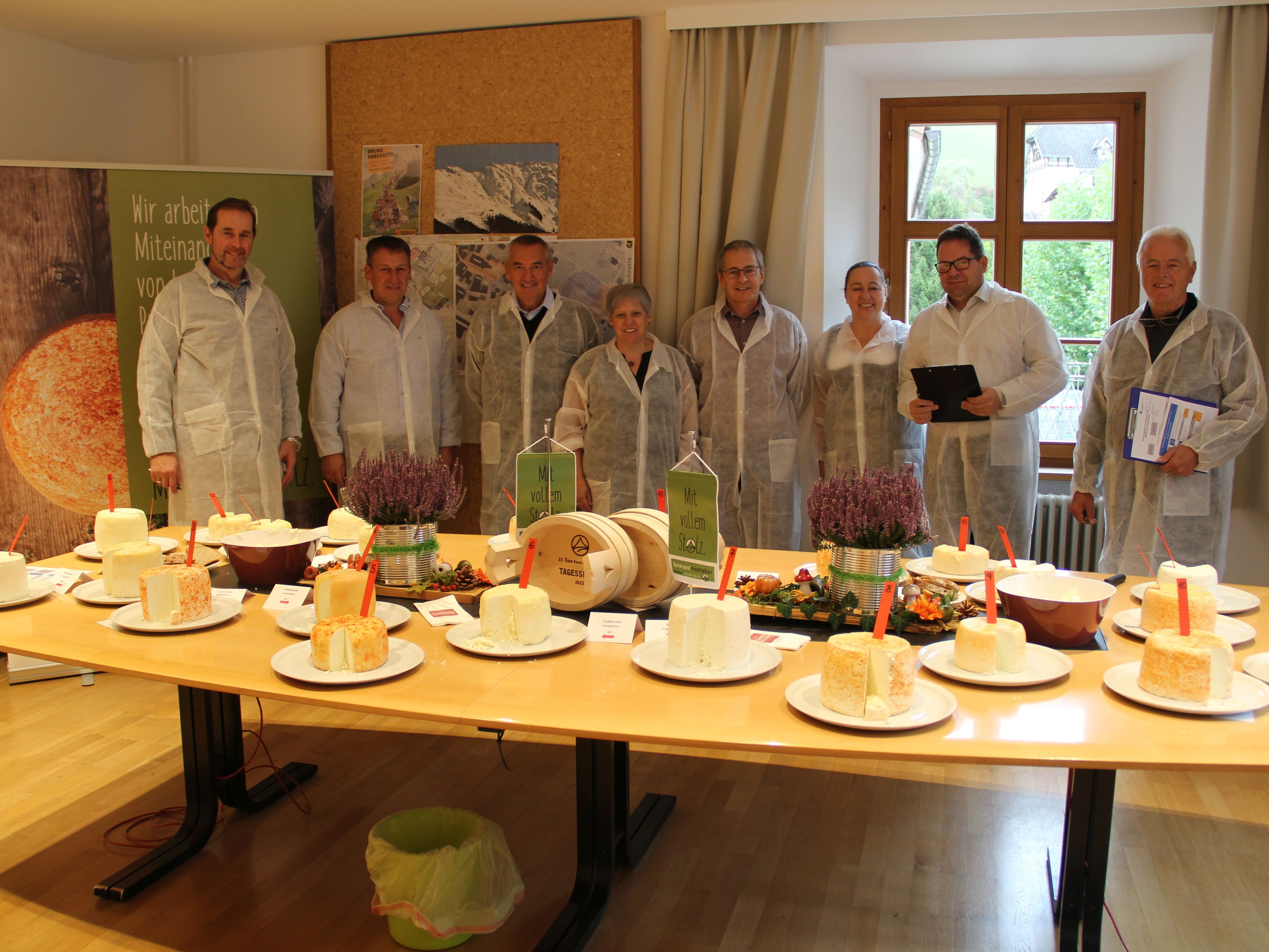 Die Jury bewertete die verschiedenen Käse akribisch genau.