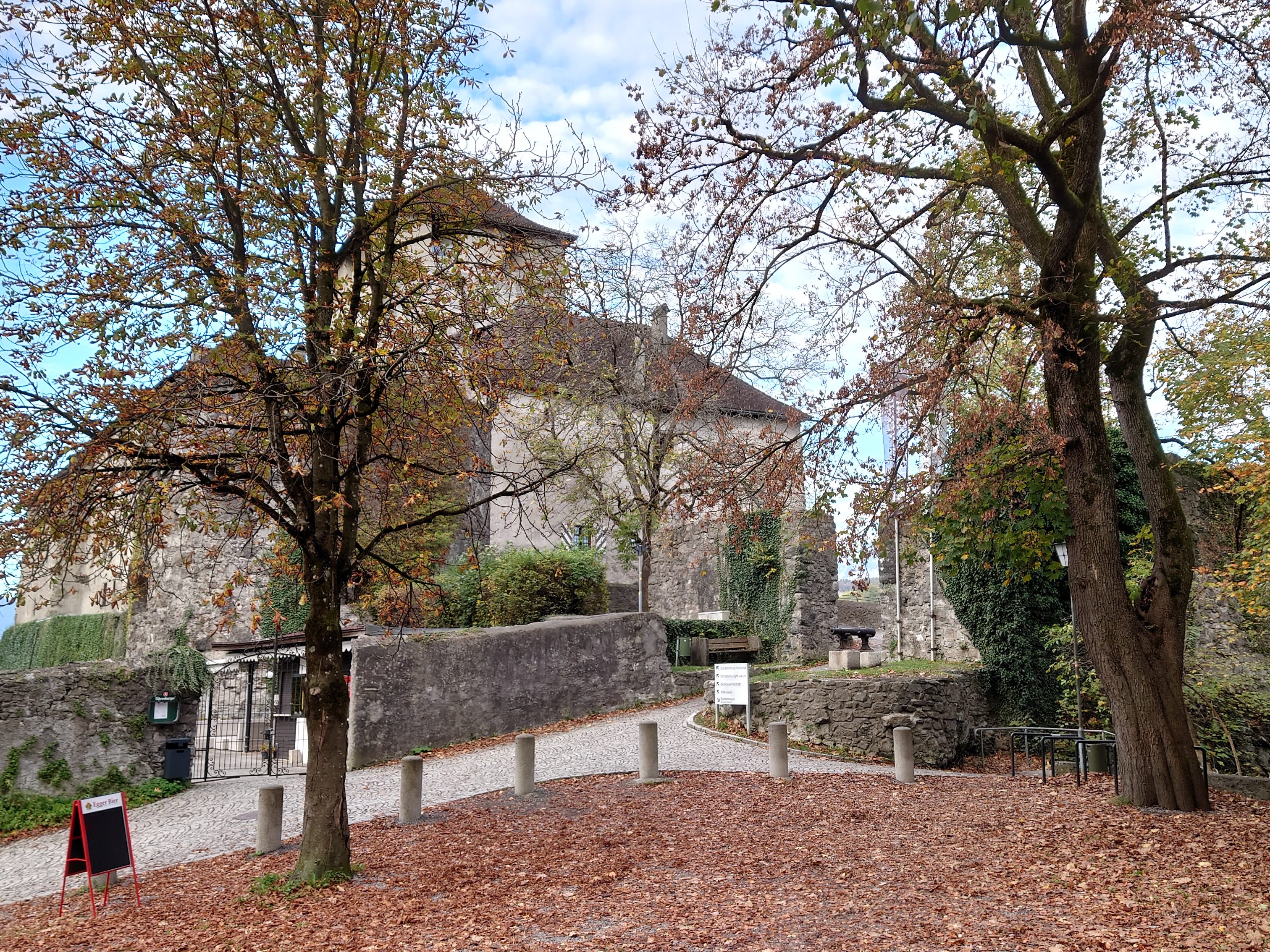 Zu Allerheiligen bleibt das Schattenburgmuseum geschlossen, doch danach hat es dienstags bis samstags von 13.30 - 16.00 Uhr und an Sonn- und Feiertagen von 11.00 - 16.00 Uhr geöffnet. Zu Allerheiligen bleibt das Schattenburgmuseum geschlossen, doch danach hat es dienstags bis samstags von 13.30 - 16.00 Uhr und an Sonn- und Feiertagen von 11.00 - 16.00 Uhr geöffnet.