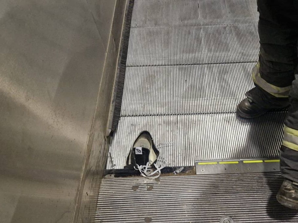 Station Schottenring in Wien: Mann steckte in Rolltreppe fest.