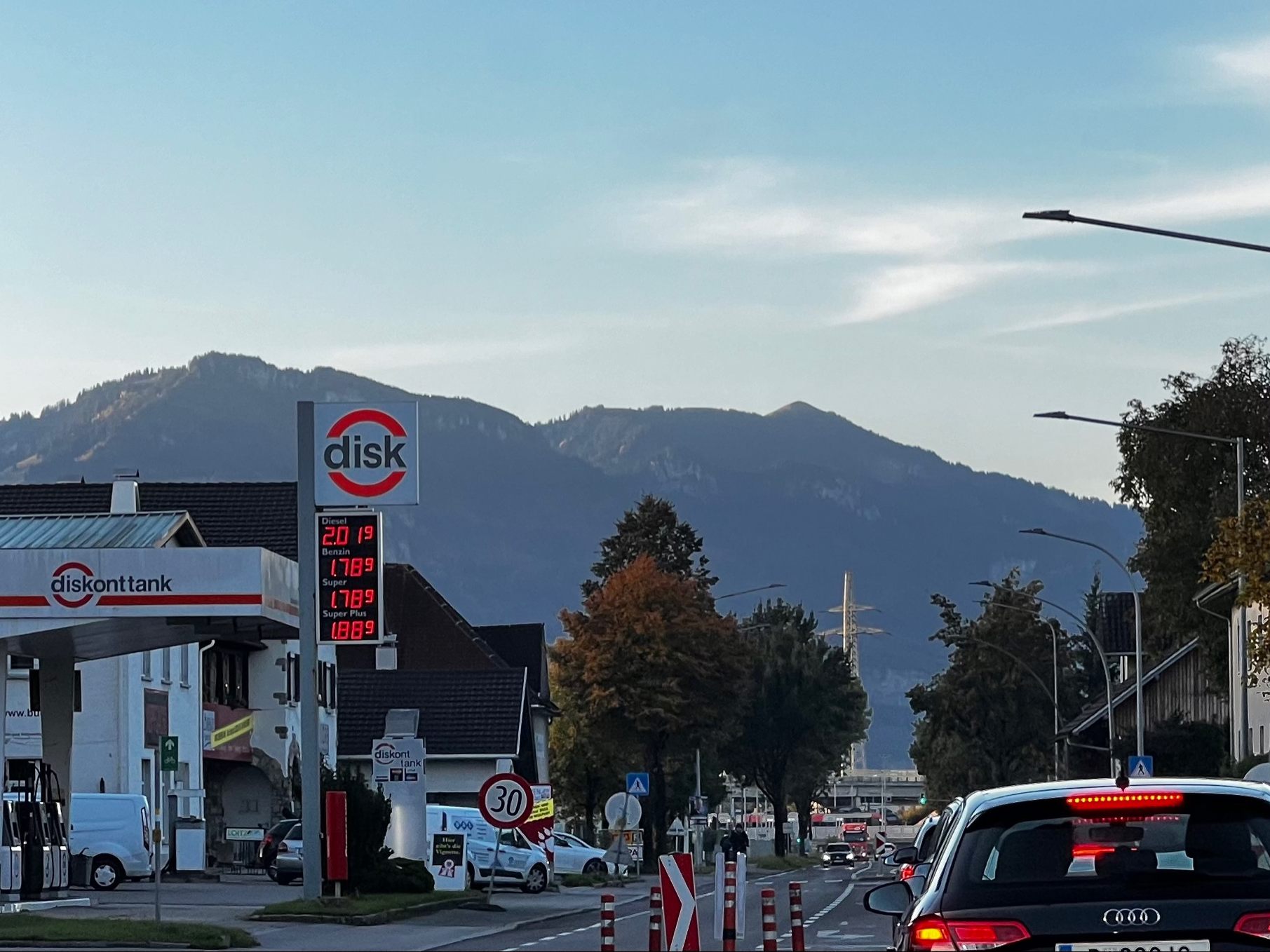 Selbst bei Diskont-Tankstellen liegt der Dieselpreis am donnerstagmorgen deutlich über zwei Euro. Selbst bei Diskont-Tankstellen liegt der Dieselpreis am donnerstagmorgen deutlich über zwei Euro.
