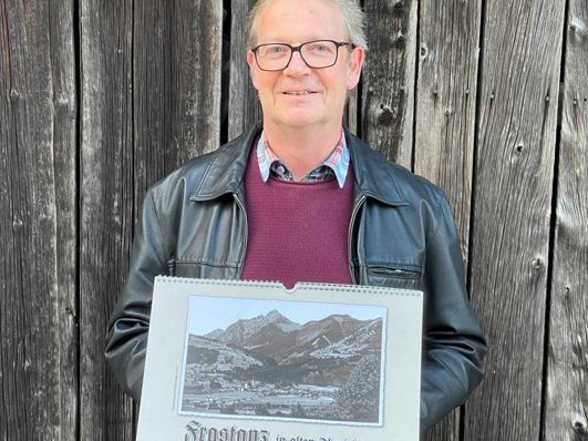 Thomas Welte mit dem neuen Kalender „Frastanz in alten Ansichten“. Thomas Welte mit dem neuen Kalender „Frastanz in alten Ansichten“.