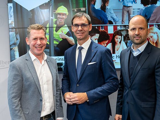 AK-Vizepräsident Bernhard Heinzle, LH Markus Wallner und LR Marco Tittler: Gemeinsam gegen den Fachkräftemangel. (Foto: Alexandra Serra)