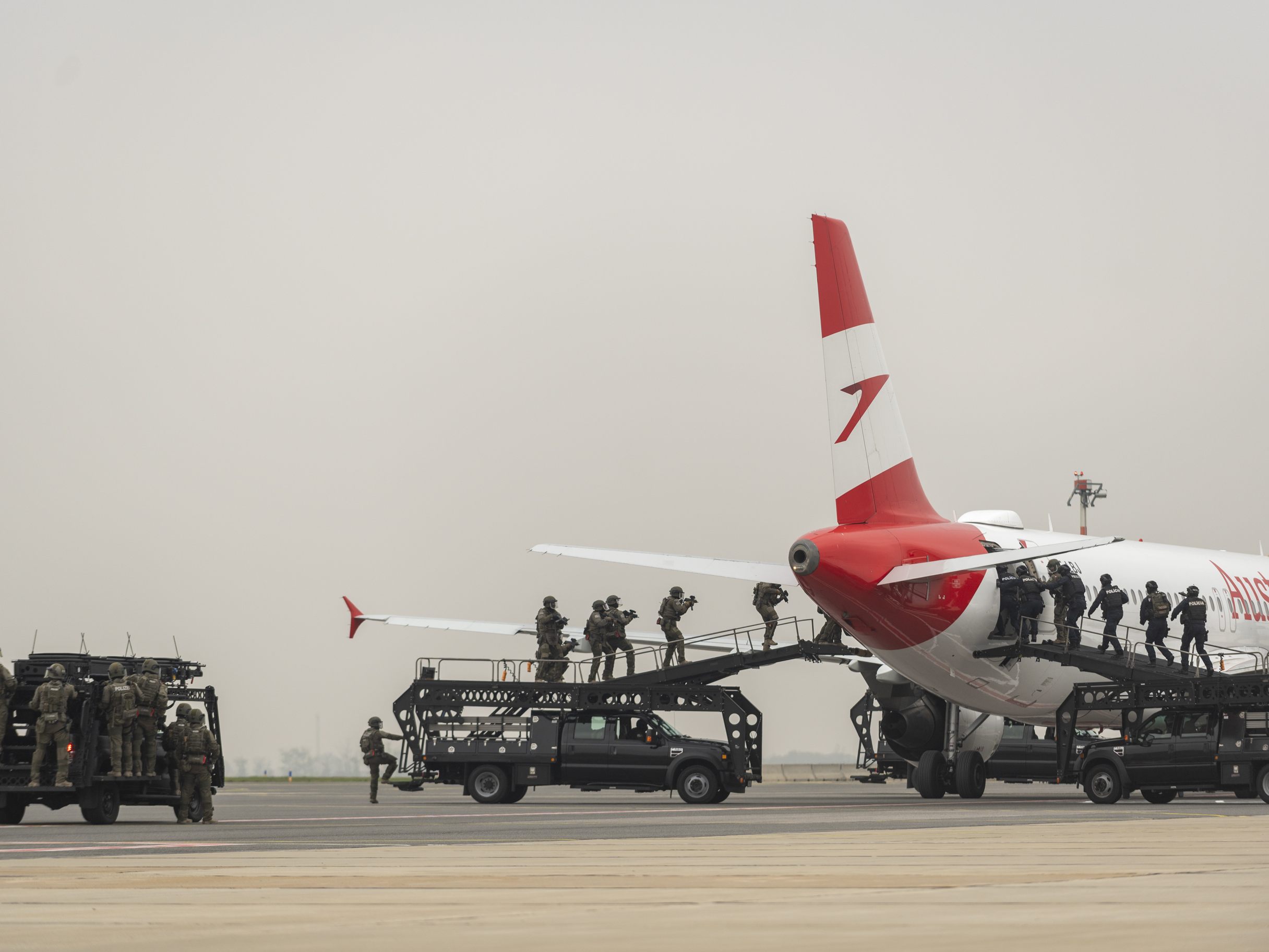 Am Flughafen Wien-Schwechat wurde der Ernstfall einer Flugzeugentführung geprobt. Am Flughafen Wien-Schwechat wurde der Ernstfall einer Flugzeugentführung geprobt.