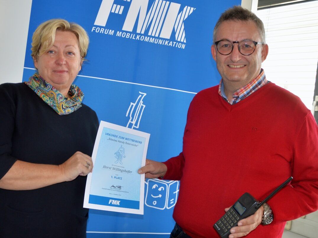 Margit Kropik, GF des FMK und Horst Willingshofer mit seinem 29 Jahre alten Ericsson GH198, das noch immer gut funktioniert.