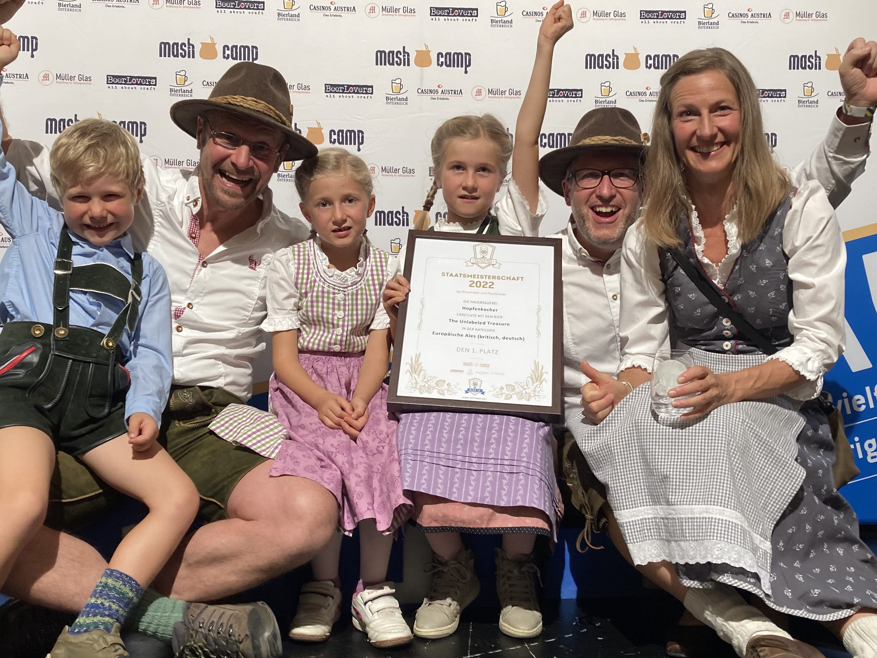 Die Fellengattner Hopfenkocher Peter Wilhelm und Stefan Spiegel mit Familie auf der Austrian Beer Challenge 2022. Die Fellengattner Hopfenkocher Peter Wilhelm und Stefan Spiegel mit Familie auf der Austrian Beer Challenge 2022.