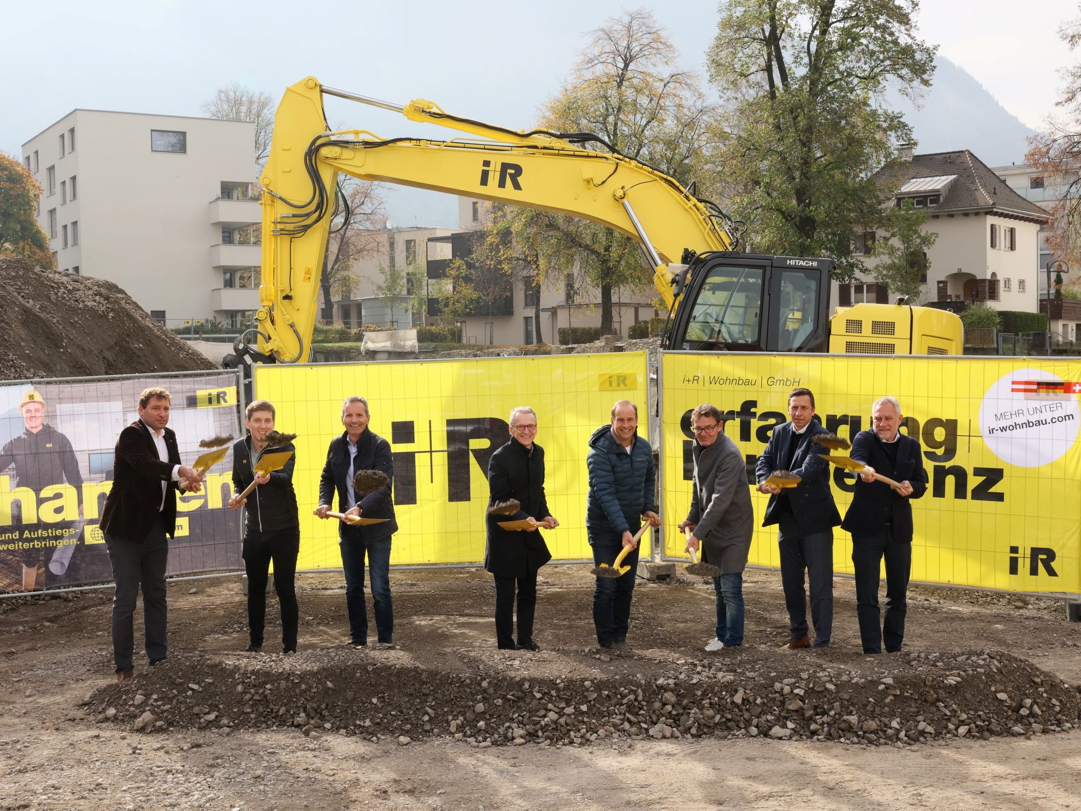 Spatenstich für die zweite Bauetappe beim Wohnquartier Am Emsbach in Hohenems: Projektleiter Markus Schimpf, Bauleiter Fabian Rümmele, Geschäftsführer Karlheinz Bayer, Projektentwickler Kurt Maier, Bürgermeister Dieter Egger, Architekt Michael Heim (Heim+Müller), Verkaufsleiter Manfred Eisbacher und Joachim Alge (Eigentümer i+R Gruppe). Spatenstich für die zweite Bauetappe beim Wohnquartier Am Emsbach in Hohenems: Projektleiter Markus Schimpf, Bauleiter Fabian Rümmele, Geschäftsführer Karlheinz Bayer, Projektentwickler Kurt Maier, Bürgermeister Dieter Egger, Architekt Michael Heim (Heim+Müller), Verkaufsleiter Manfred Eisbacher und Joachim Alge (Eigentümer i+R Gruppe).