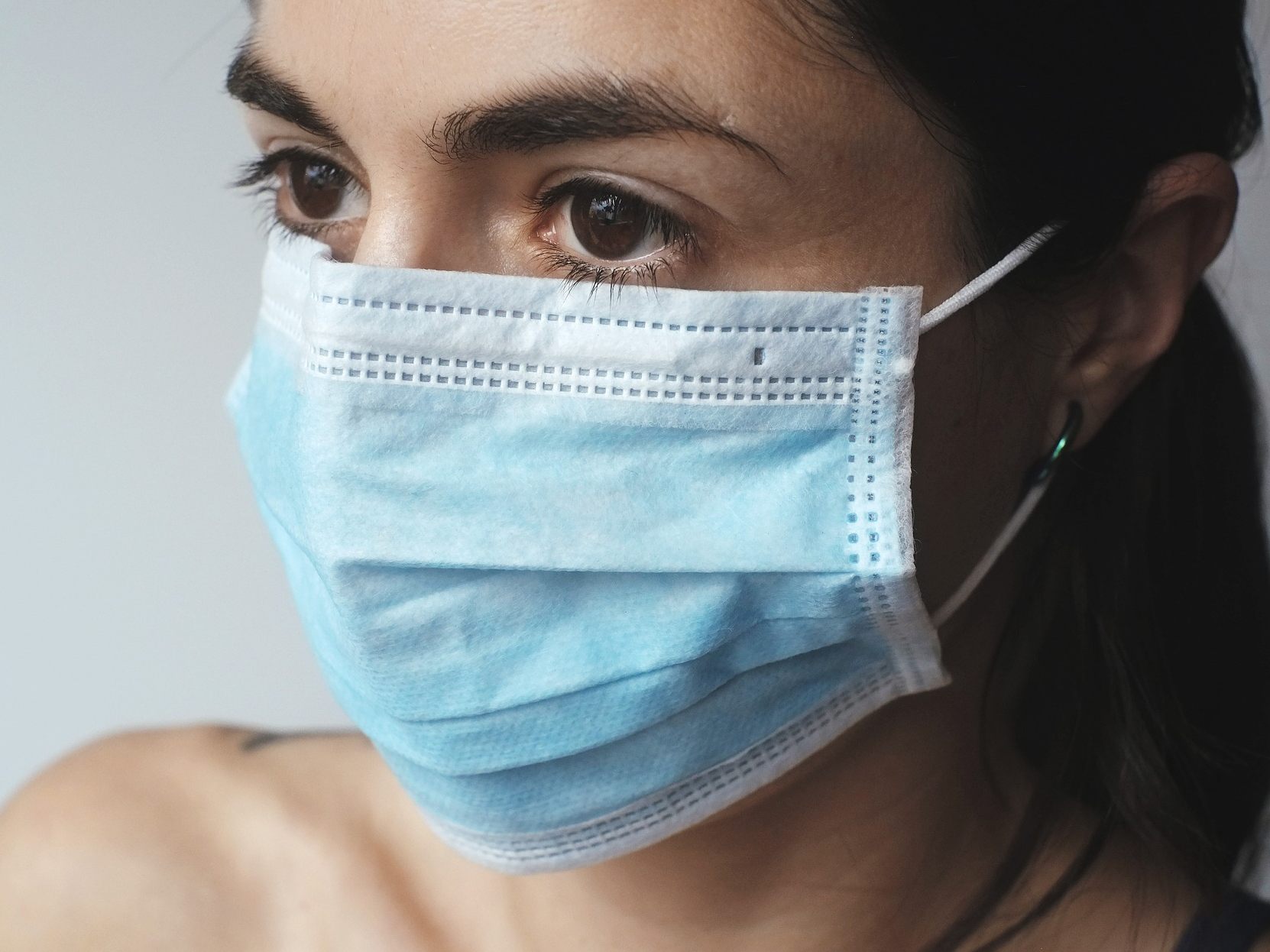 Diese Tipps helfen bei Pickeln nach dem Tragen einer Maske.