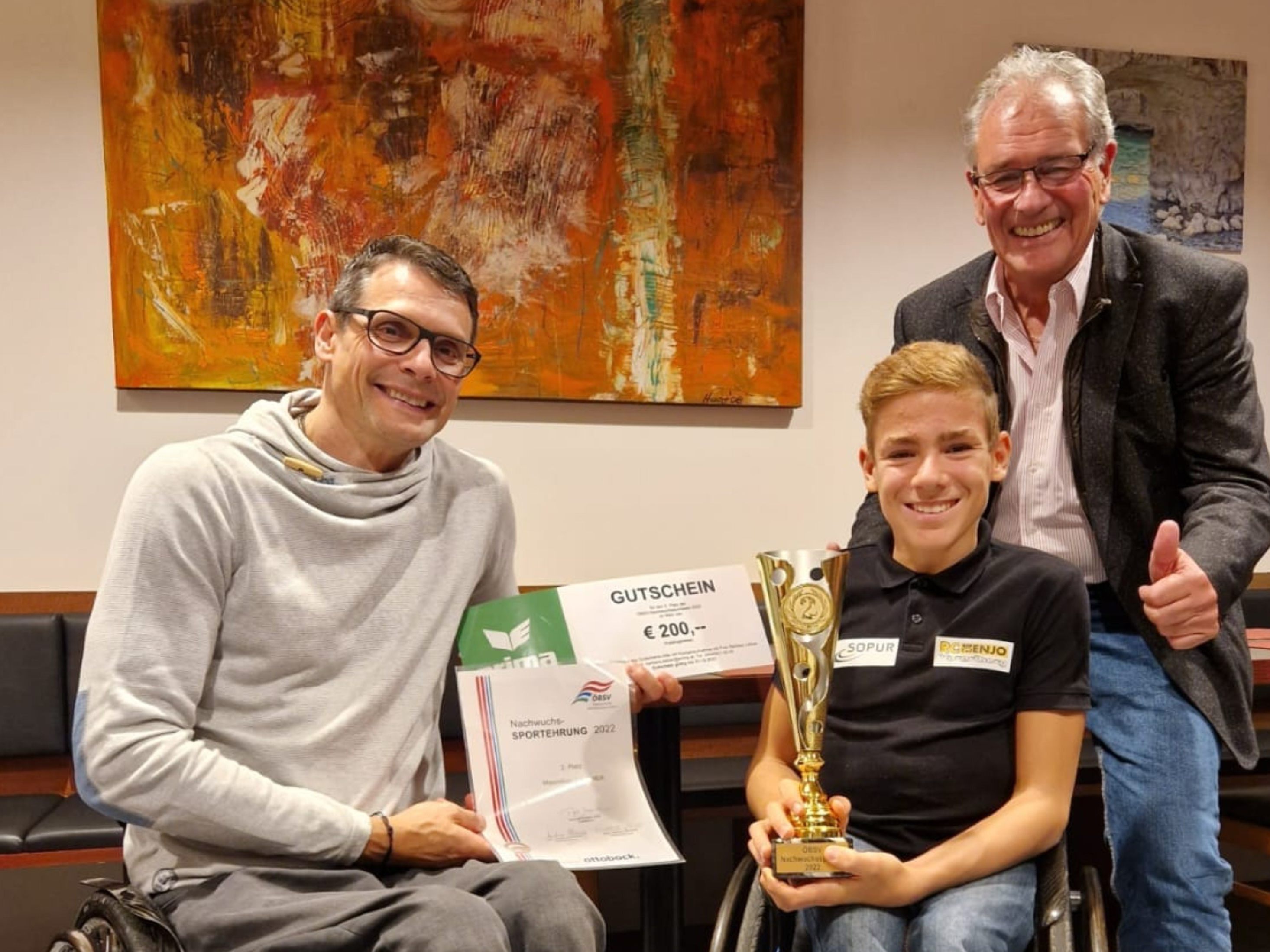 BU: RC-ENJO Vorarlberg Obmann Jürgen Egle und VBSV-Präsident Edgar Mayer überreichten Maximilian Taucher die Auszeichnung der Nachwuchs-Sportlerehrung BU: RC-ENJO Vorarlberg Obmann Jürgen Egle und VBSV-Präsident Edgar Mayer überreichten Maximilian Taucher die Auszeichnung der Nachwuchs-Sportlerehrung
