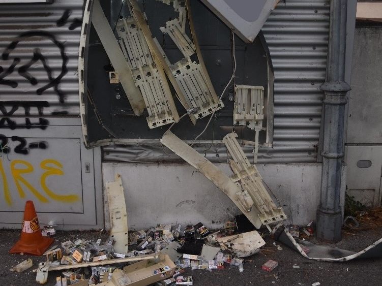 Die Alarmierung des Stadtpolizeikommandos Donaustadt erfolgte, weil unbekannte Täter einen Zigarettenautomaten aufgesprengt haben sollen.