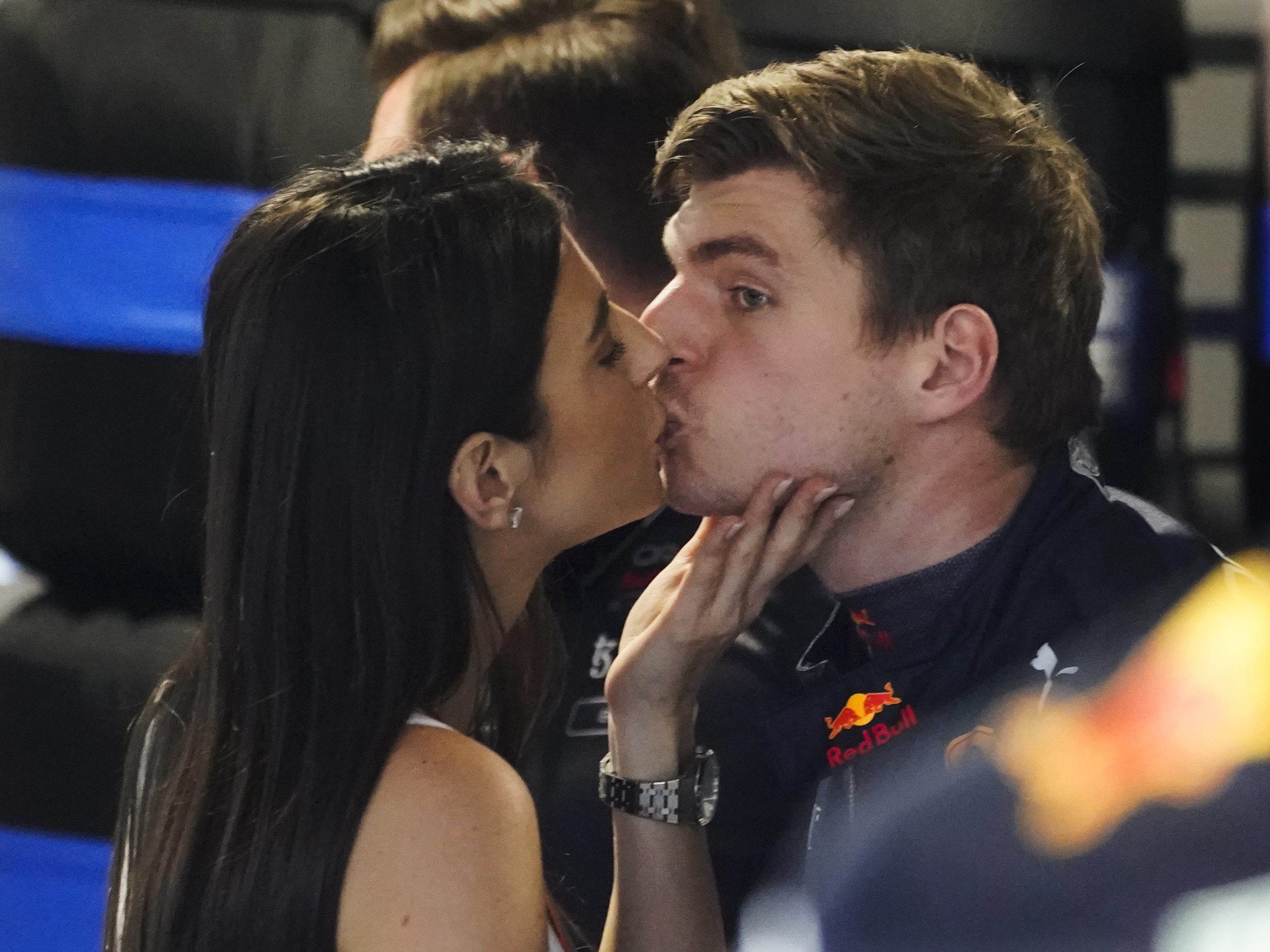 Bussi für Weltmeister Verstappen von Kelly Piquet. Bussi für Weltmeister Verstappen von Kelly Piquet.