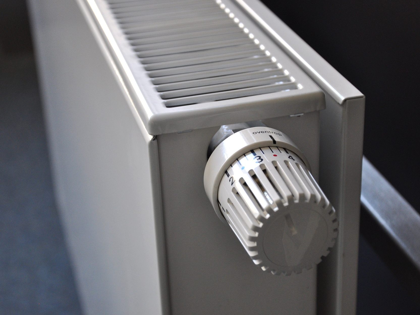 Mit diesen Tipps kann man beim Heizen Geld sparen.