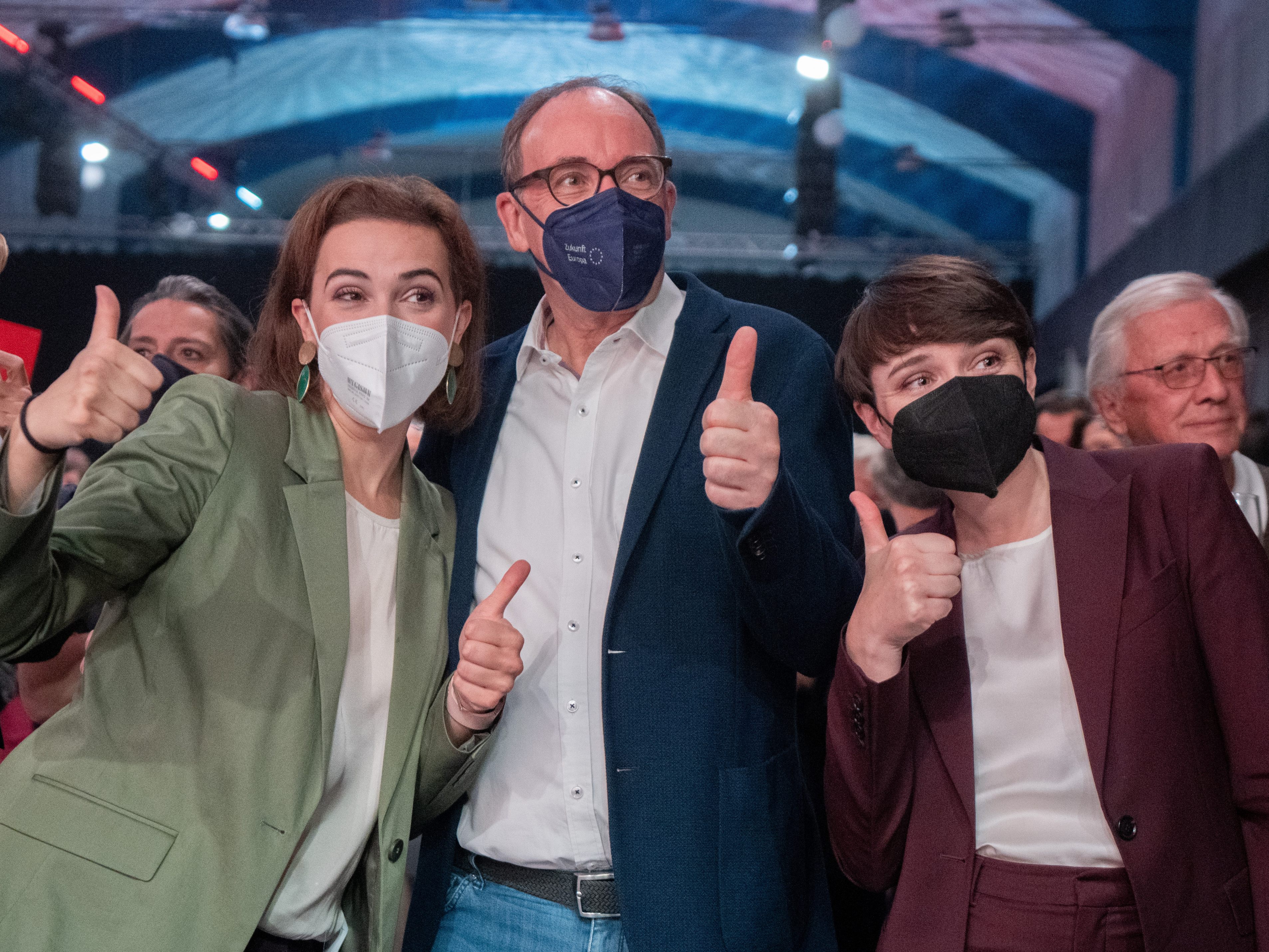 Rauch, Zadic udn Maurer feiern mit den Anhängern der Grünen. Rauch, Zadic udn Maurer feiern mit den Anhängern der Grünen.