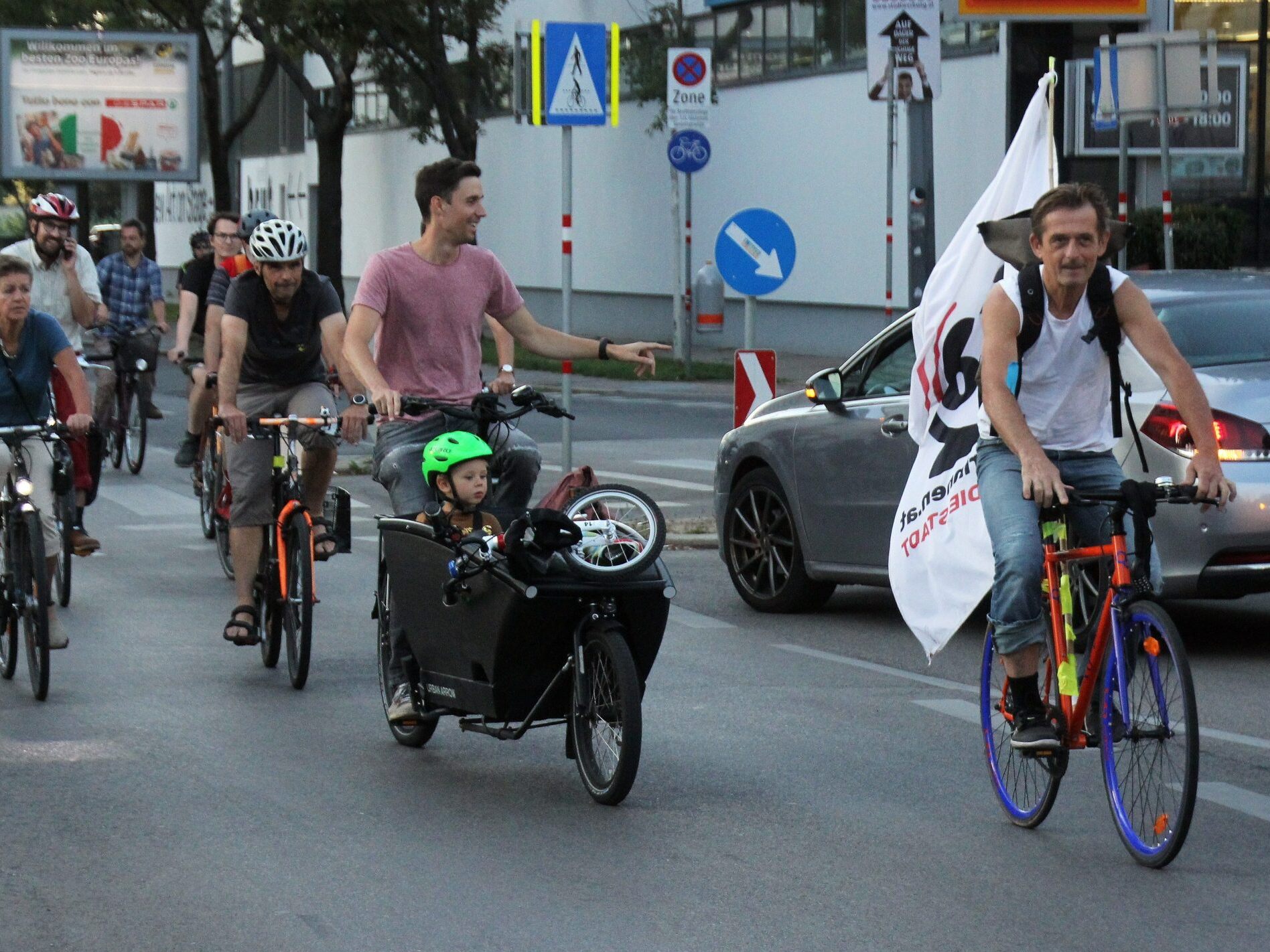 Radeln For Future und Parents For Future laden am 7. Oktober 2022 zur "Rad-Demo" für sichere Radwege in Wien-Währing und Wien-Döbling ein.