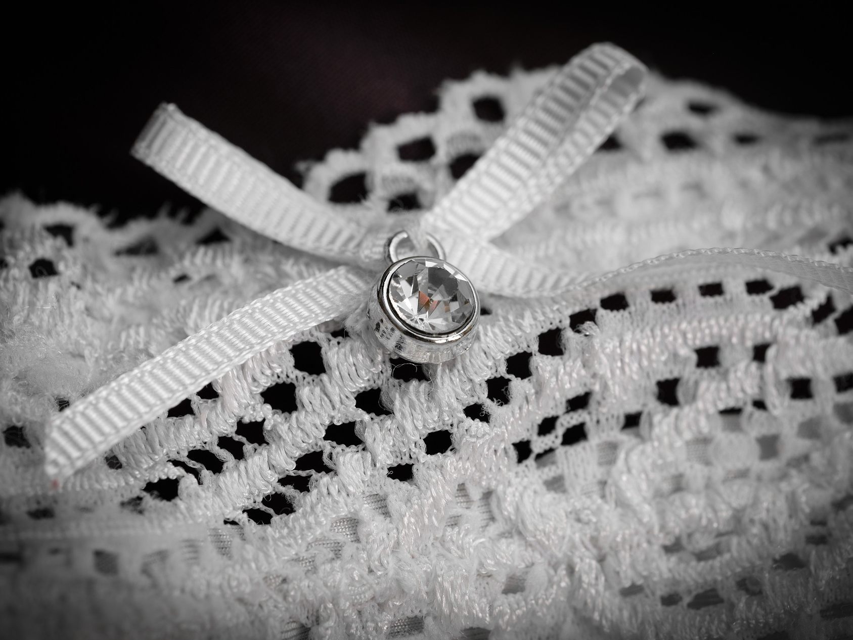 Die kleine Schleife auf der Vorderseite von Damen-Unterwäsche hatte früher einen praktischen Nutzen. Die kleine Schleife auf der Vorderseite von Damen-Unterwäsche hatte früher einen praktischen Nutzen.