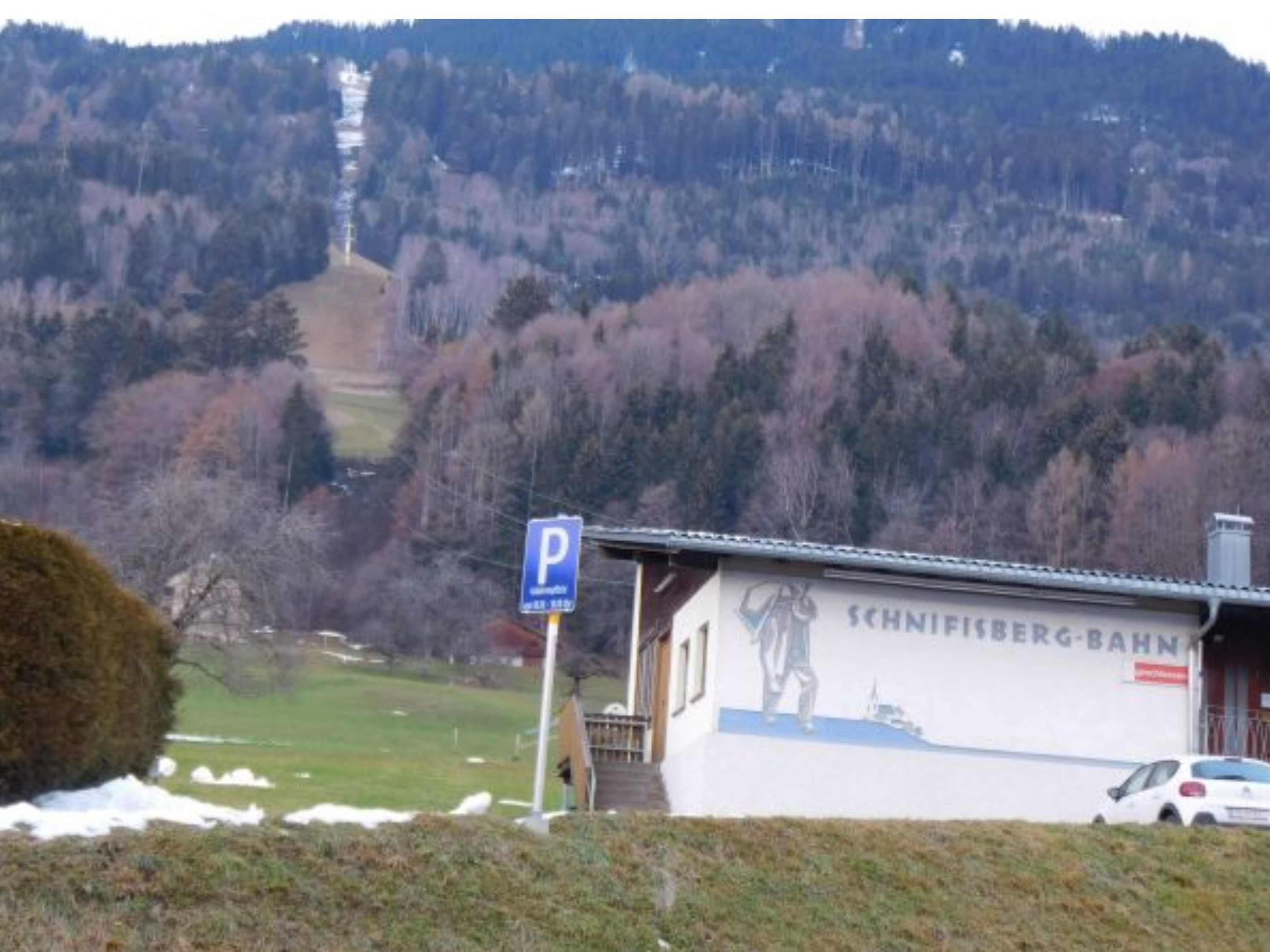 Auch die Zone rund die Seilbahn samt dazugehörigem Parkplatz gehören zur gebührenpflichtigen Parkzonen Auch die Zone rund die Seilbahn samt dazugehörigem Parkplatz gehören zur gebührenpflichtigen Parkzonen