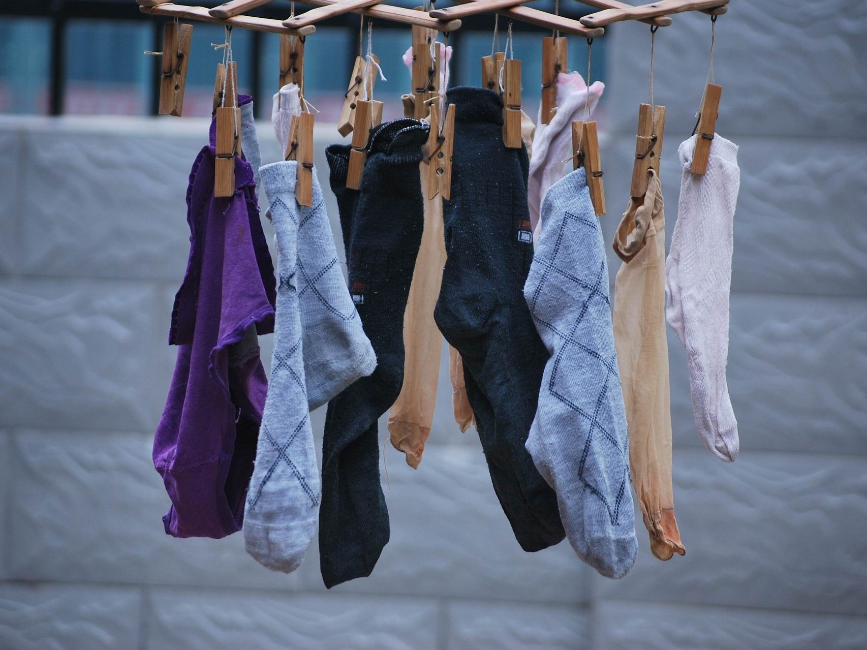Dahin verschwinden die Socken in der Waschmaschine. Dahin verschwinden die Socken in der Waschmaschine.