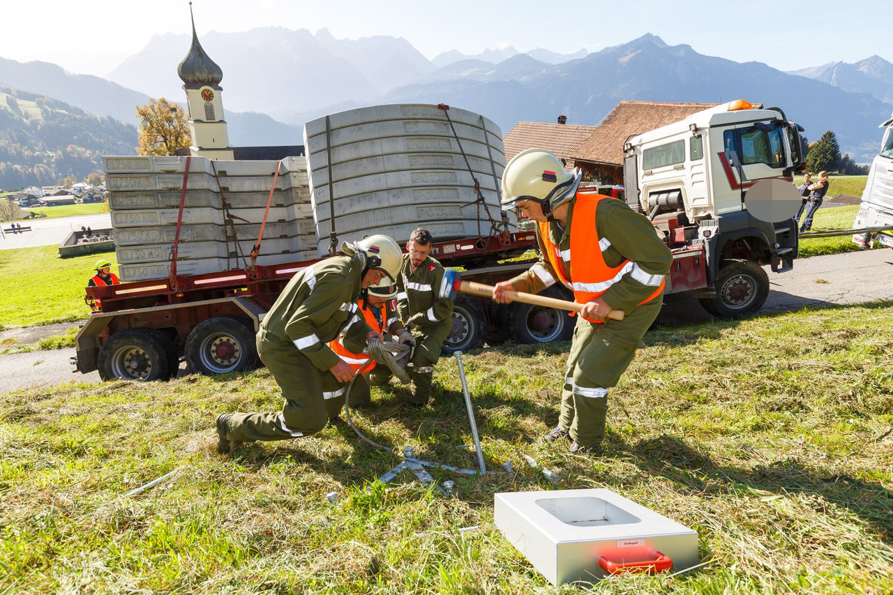 Um den Lkw und die Ladung zu sichern, schlug die Feuerwehr einen Pfeiler in den Boden. Um den Lkw und die Ladung zu sichern, schlug die Feuerwehr einen Pfeiler in den Boden.