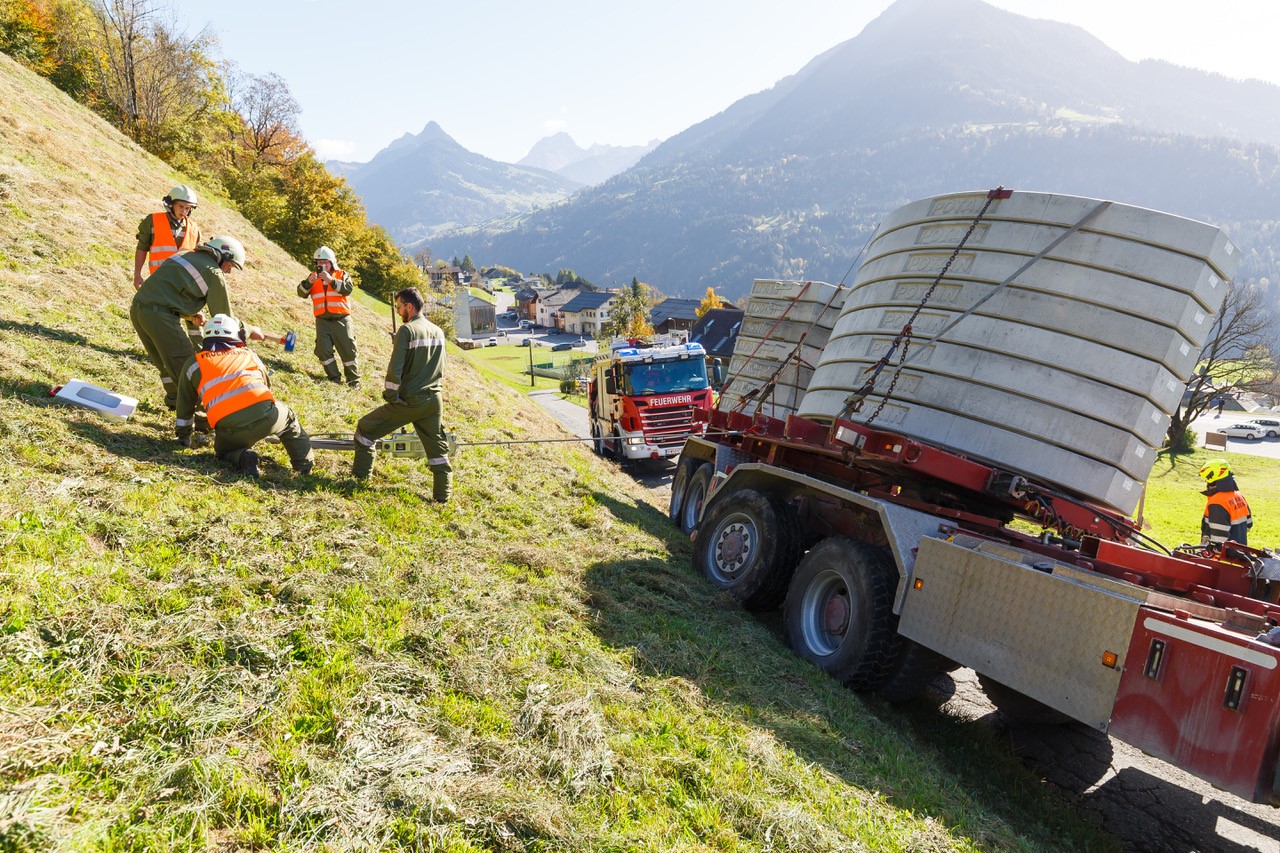 Die Ladung wurde gesichert, damit der Lkw nicht mehr umstürzen konnte. Die Ladung wurde gesichert, damit der Lkw nicht mehr umstürzen konnte.