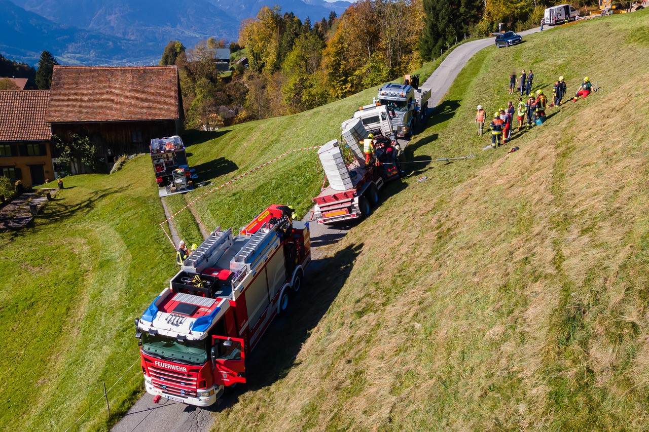 Die Feuerwehr versuchten den Lkw-Lenker aus seiner Lage zu befreien. Die Feuerwehr versuchten den Lkw-Lenker aus seiner Lage zu befreien.