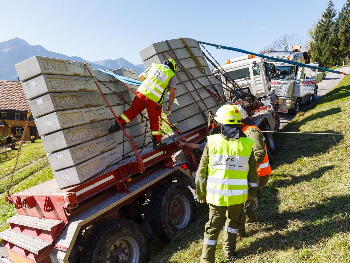Ein Lkw musste in Thüringerberg geborgen werden. Ein Lkw musste in Thüringerberg geborgen werden.