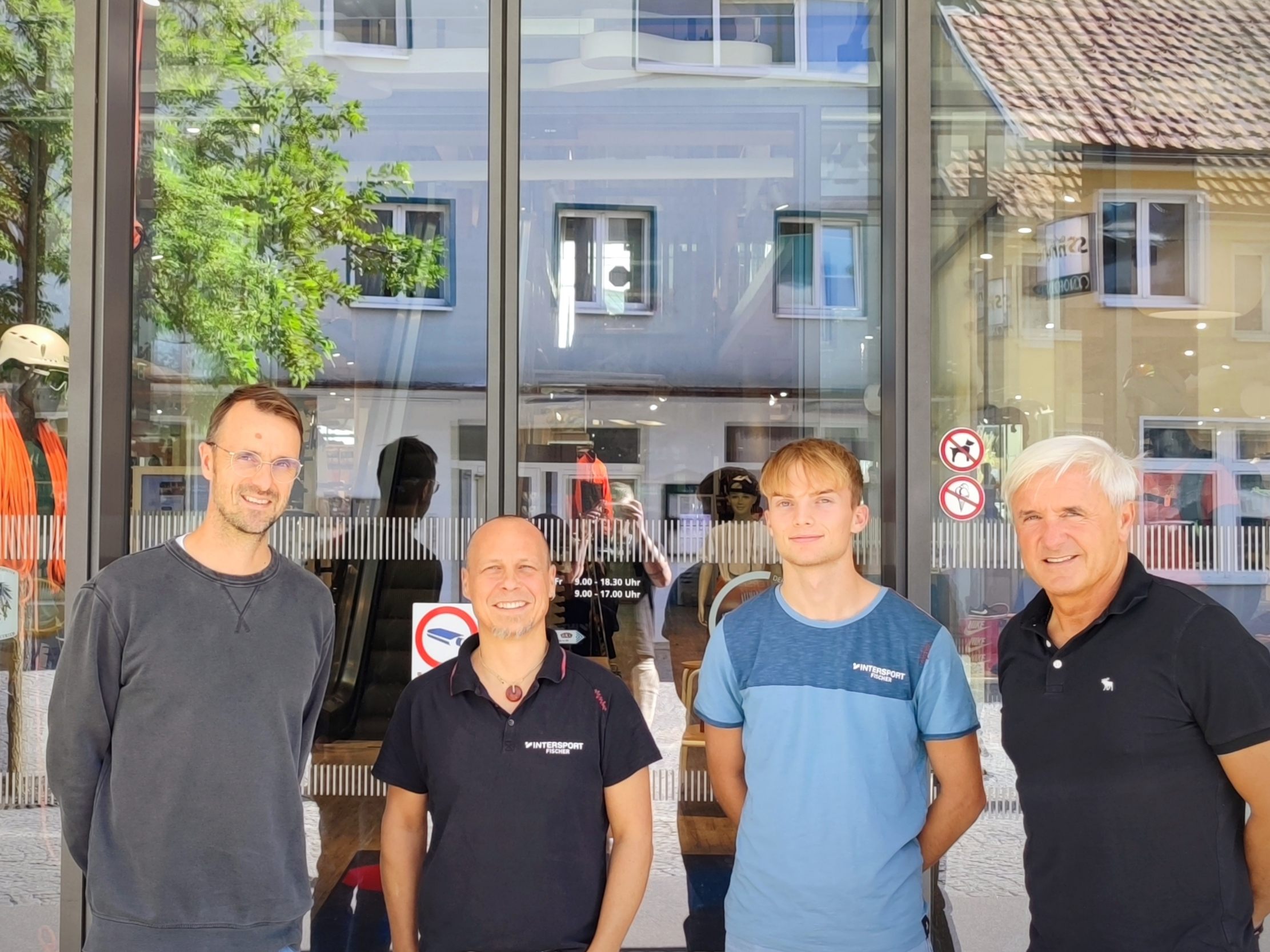 Tobias Weidinger, Daniel Mätzler (Intersport Dornbirn), Luca Maximilian Wieser und AKA Trainer Heinz Fuchsbichler.