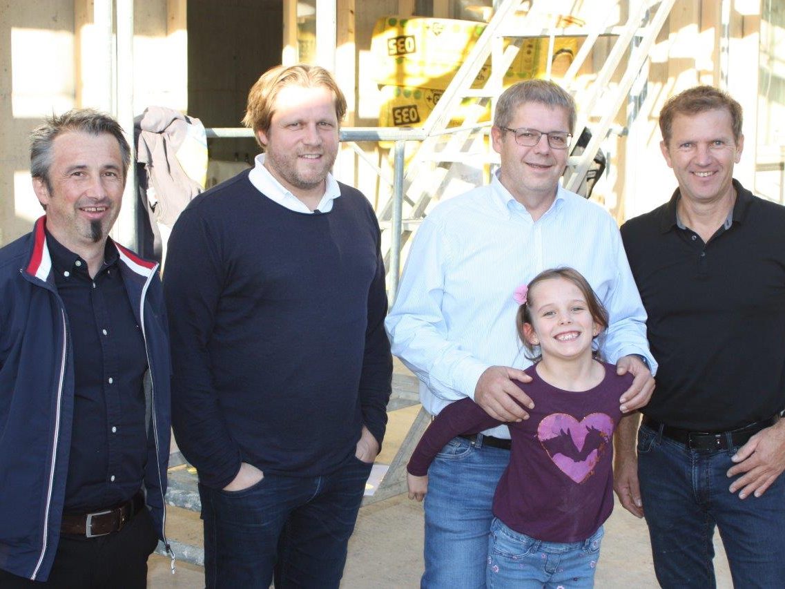 Zwischenwasser Bürgermeister Jürgen Bachmann Bauunternehmen Gobber Bau GF Bauherr Proprenter und Inside96 GF Joe Welte freuen sich über das Schmuckstück in Muntlix. Zwischenwasser Bürgermeister Jürgen Bachmann Bauunternehmen Gobber Bau GF Bauherr Proprenter und Inside96 GF Joe Welte freuen sich über das Schmuckstück in Muntlix.