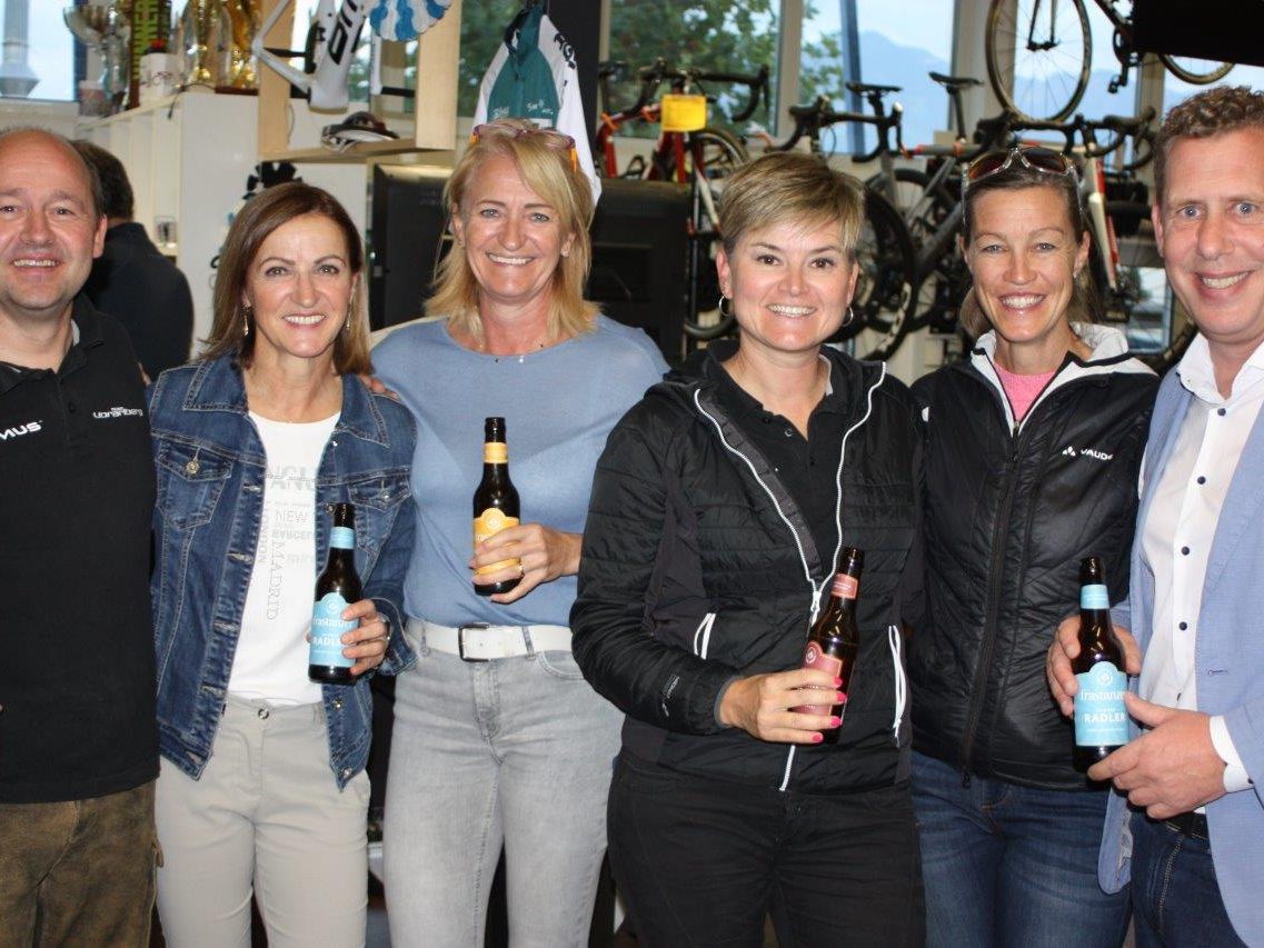 Bernhard Heinzle, Doris Meier, Nicole vom Radhaus, Karin, Andrea Deutschl, Johannes Kofler feierten den erfolgreichen Saisonabschluss vom Radteam Vorarlberg. Bernhard Heinzle, Doris Meier, Nicole vom Radhaus, Karin, Andrea Deutschl, Johannes Kofler feierten den erfolgreichen Saisonabschluss vom Radteam Vorarlberg.