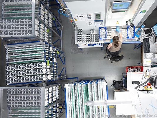 Produktionsmitarbeiterin eines deutschen Batteriezellenherstellers Produktionsmitarbeiterin eines deutschen Batteriezellenherstellers