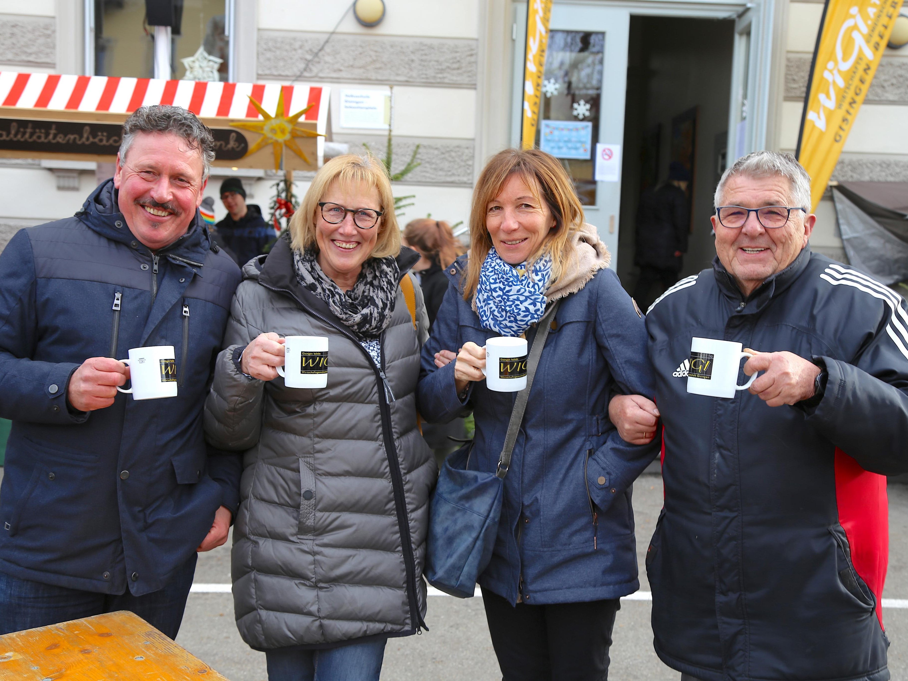 Für Vorweihnachtliche Stimmung sorgt der Adventmarkt in Gisingen. Für Vorweihnachtliche Stimmung sorgt der Adventmarkt in Gisingen.