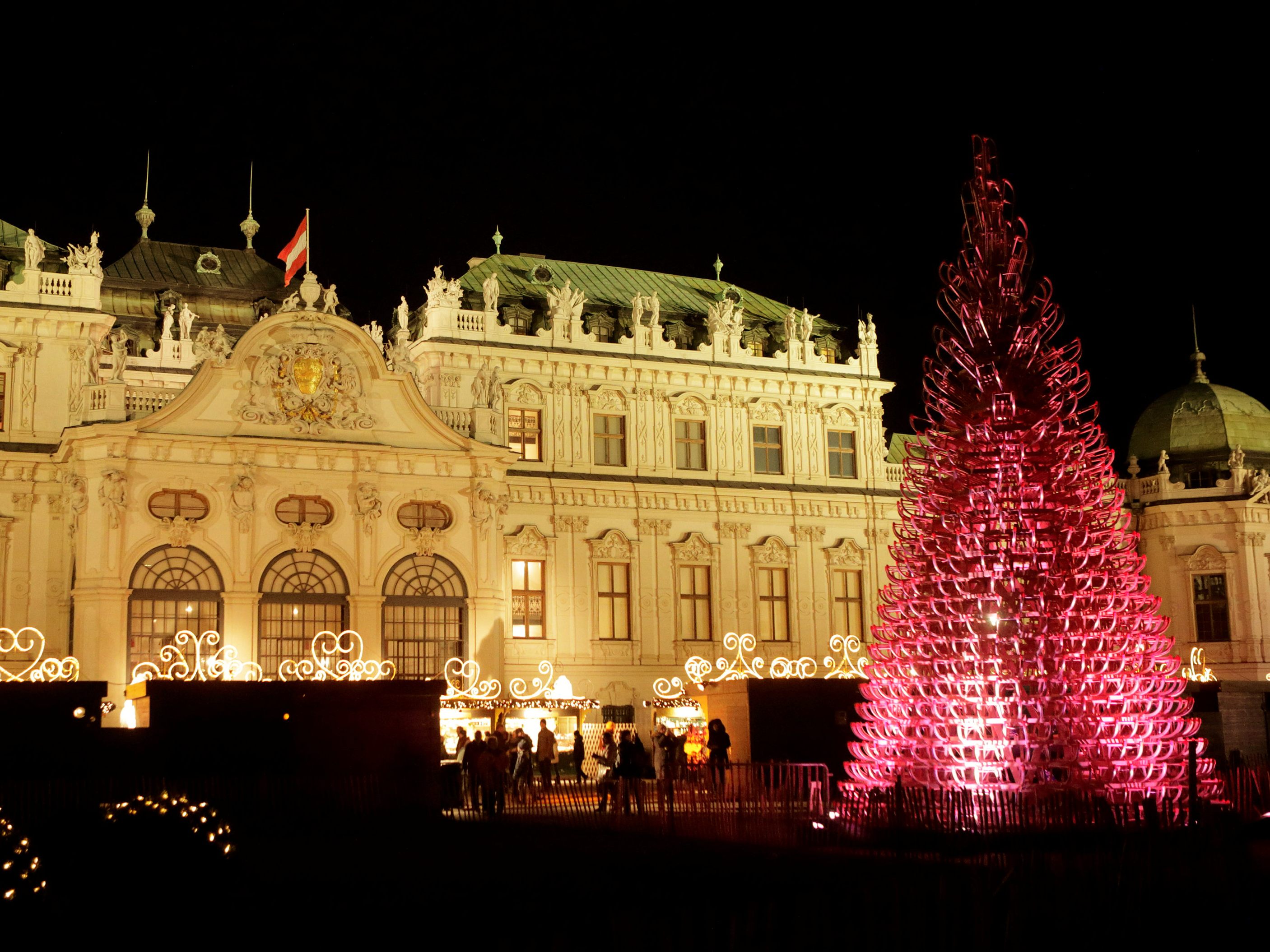 Das Weihnachtsdorf vor dem Schloss Belvedere ist auch am 24. Dezember und 25. Dezember geöffnet.