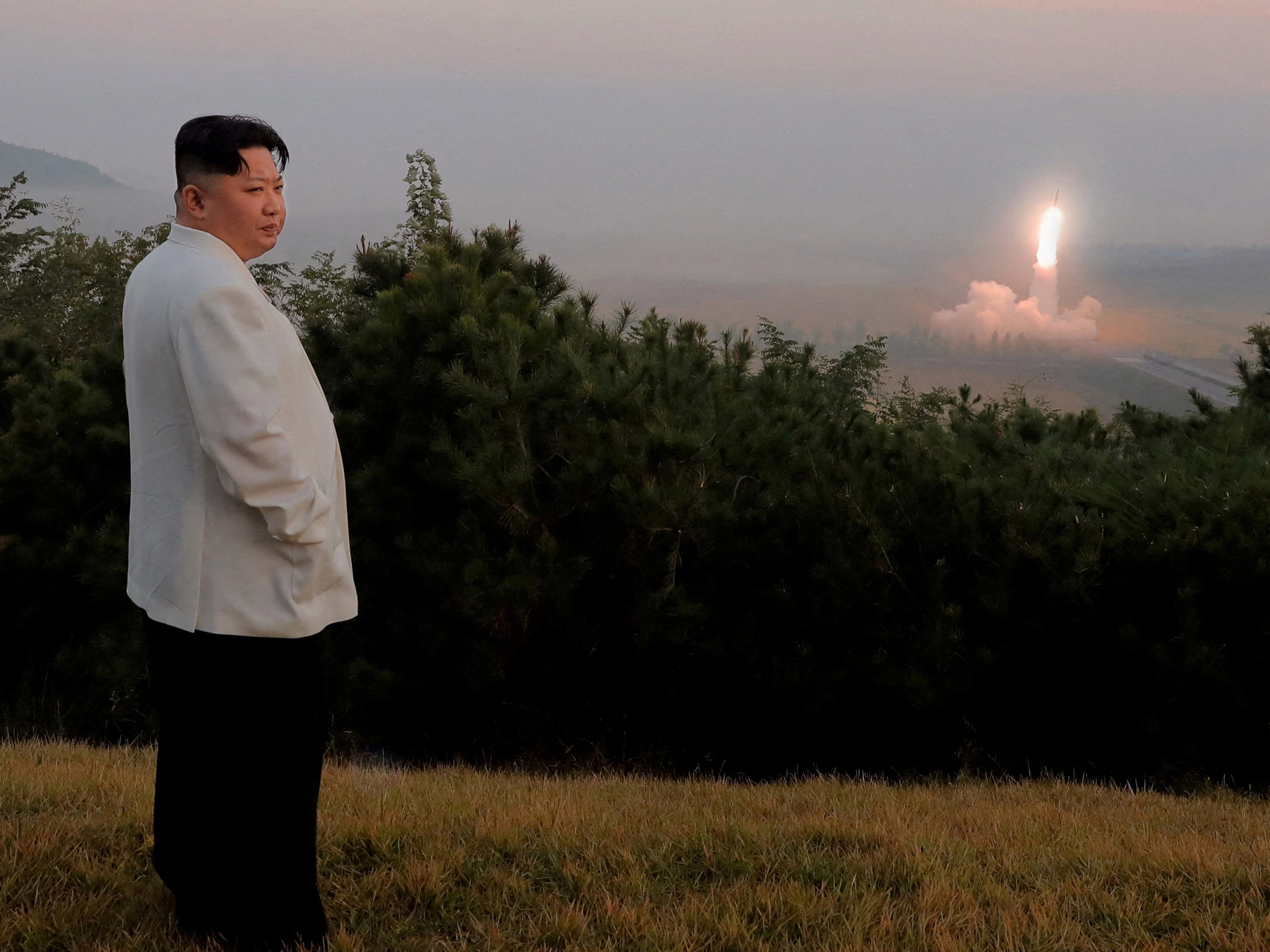 Nordkoreas Machthaber Kim Jong-un beobachtet den Start einer Rakete. Nordkoreas Machthaber Kim Jong-un beobachtet den Start einer Rakete.