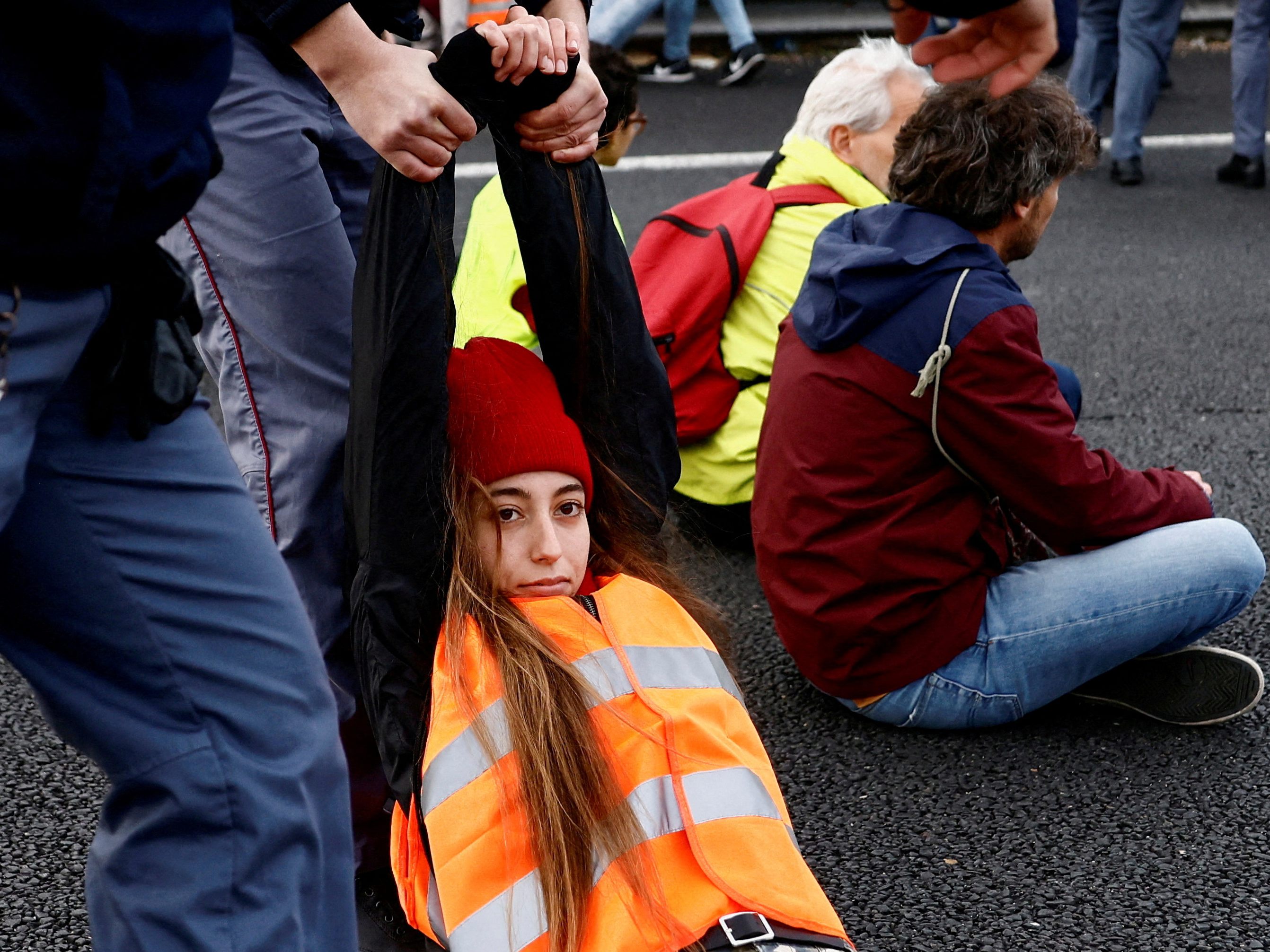Junge Menschen protestieren gegen die Klima-Problematik.