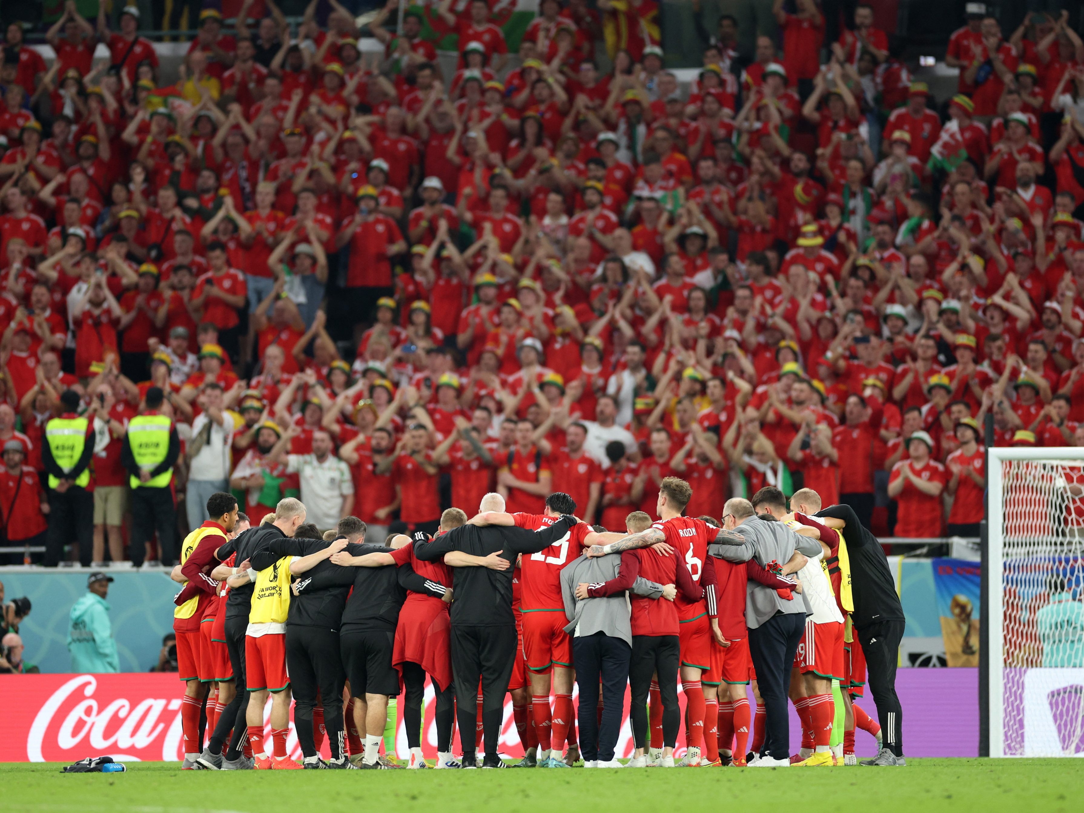 Fußball-WM: Regenbogen-Hüte von Wales-Fans abgenommen. Fußball-WM: Regenbogen-Hüte von Wales-Fans abgenommen.