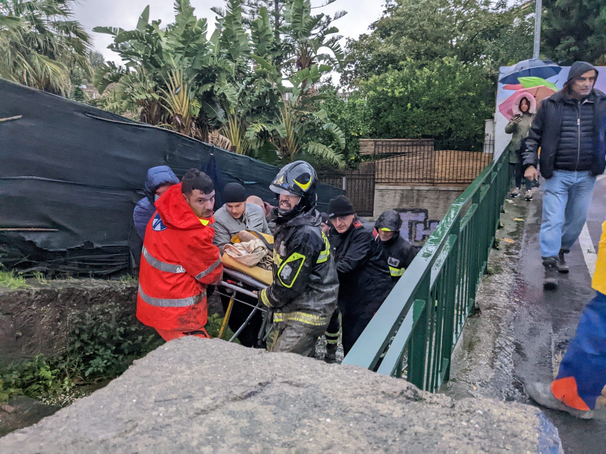 Nach dem Erdrutsch auf der Insel Ischia wird nach Vermissten gesucht.