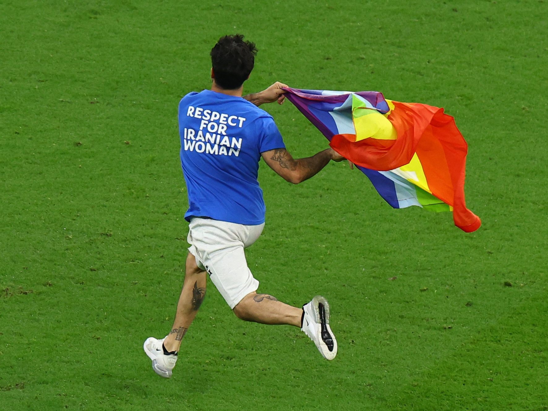 Ein Flitzer lief mit Regenbogenfahne beim Spiel Portugal - Uruguay über den Rasen.