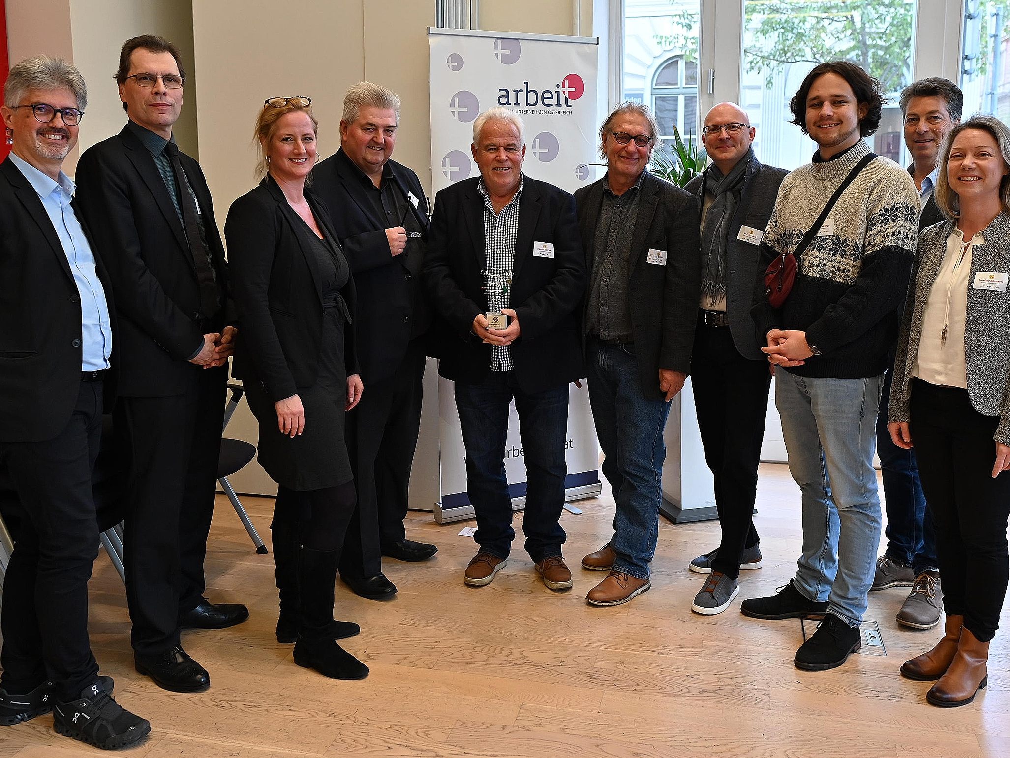 Elmar Luger, Roland Sauer (Sektionsleiter BMAW), Sabine Rehbichler (GF Arbeitplus Ö), Herbert Buchinger (GF AMS Ö), Obmann Gerald Mathis, Michael Reiter (Quality Austria), Stefan Gehrer, Stadtrat Aaron Wölfling, Fritz Studer und Karoline Rümmele. Elmar Luger, Roland Sauer (Sektionsleiter BMAW), Sabine Rehbichler (GF Arbeitplus Ö), Herbert Buchinger (GF AMS Ö), Obmann Gerald Mathis, Michael Reiter (Quality Austria), Stefan Gehrer, Stadtrat Aaron Wölfling, Fritz Studer und Karoline Rümmele.