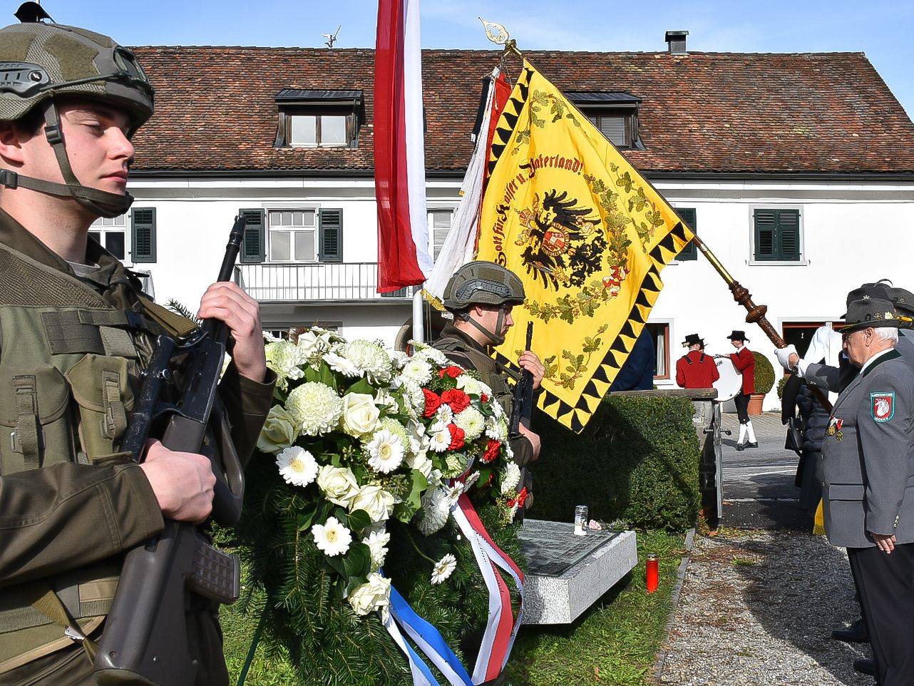 Im Gedenken an die Opfer der zwei Weltkriege und des Nationalsozialismus Im Gedenken an die Opfer der zwei Weltkriege und des Nationalsozialismus