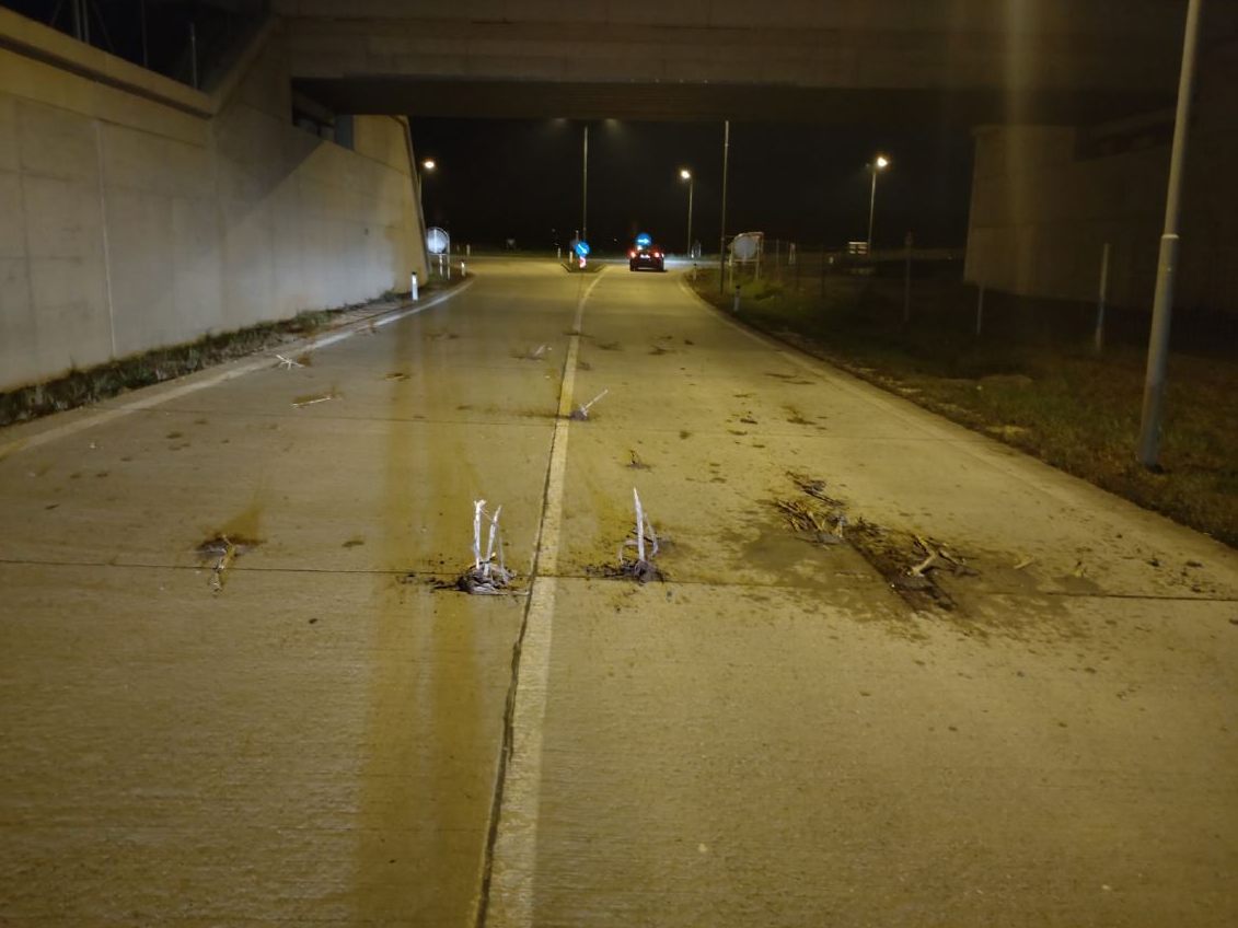 Von einer Brücke wurden Erdbrocken auf eine Straße bei Mistelbach geworfen.
