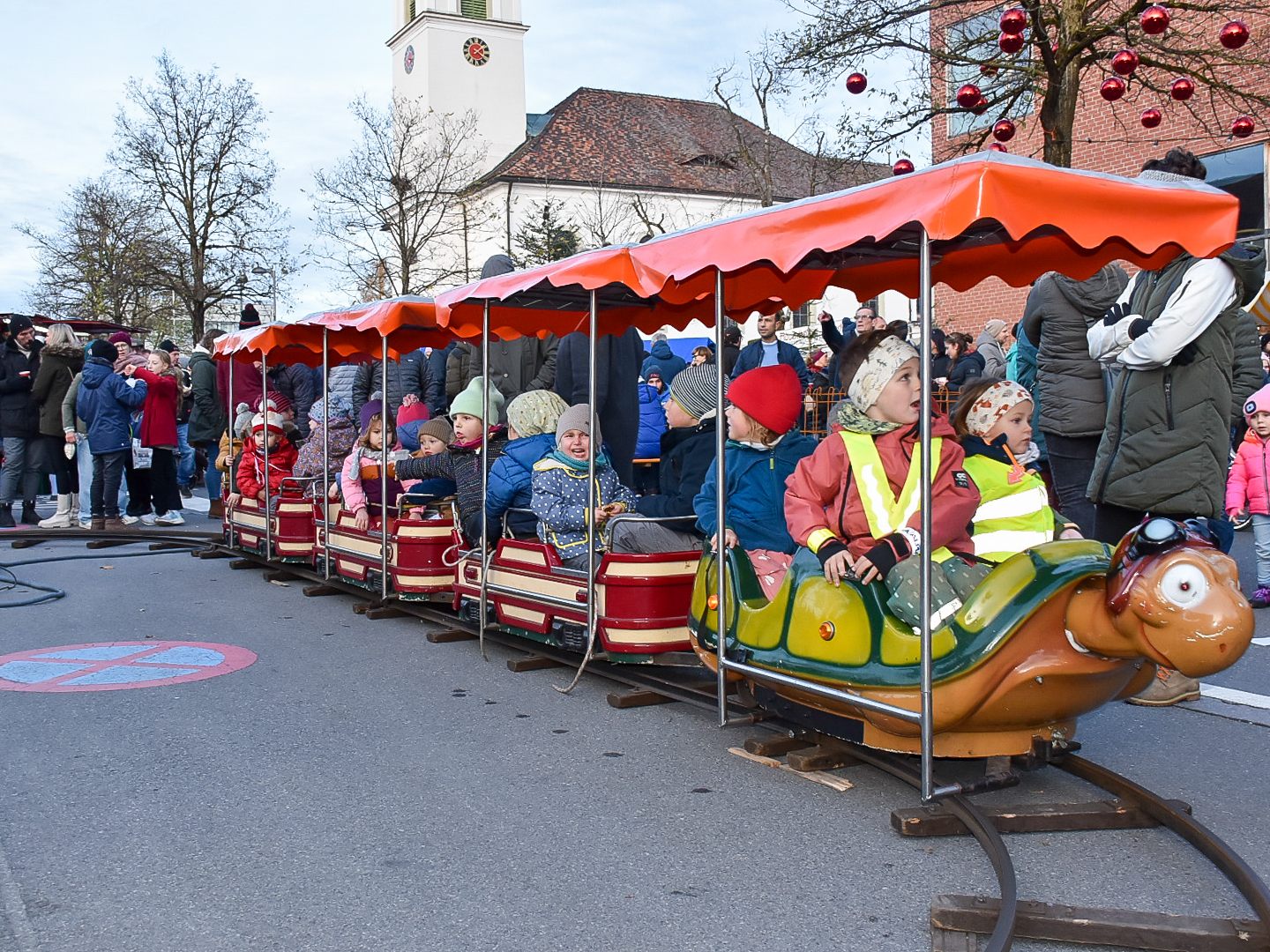 Weihnachtsmarkt mit Illuminierung des Weihnachtsbaumes 2022