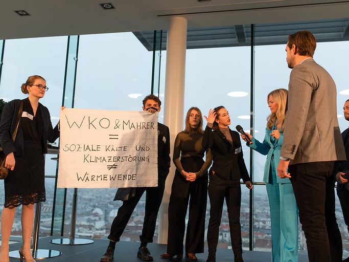 Klimaschützer störten eine Veranstaltung der Wirtschaftskammer in Wien.