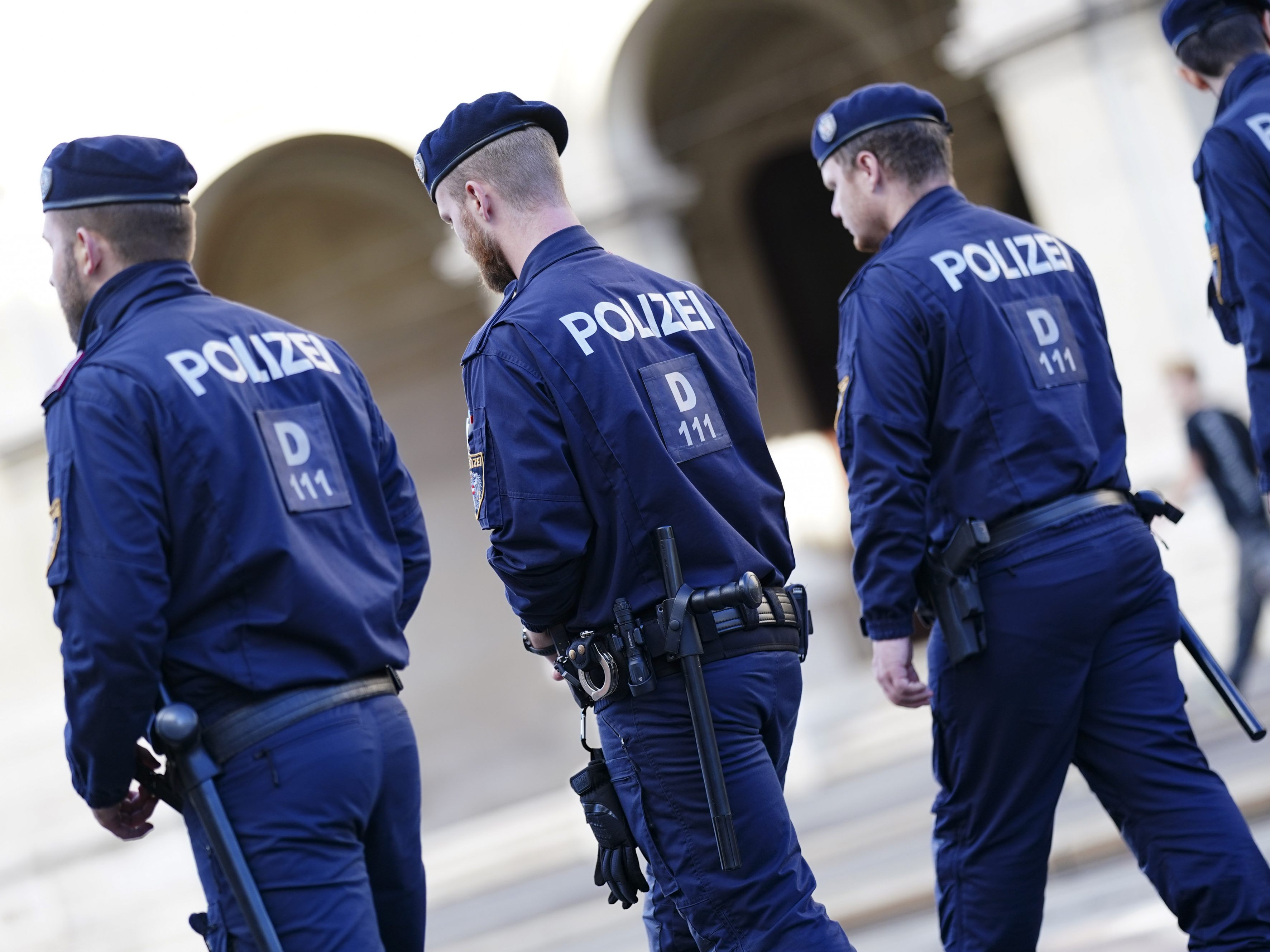 Bei einer Kundgebung am Wiener Ring wurde ein Taxifahrer von einem Demonstranten verletzt.