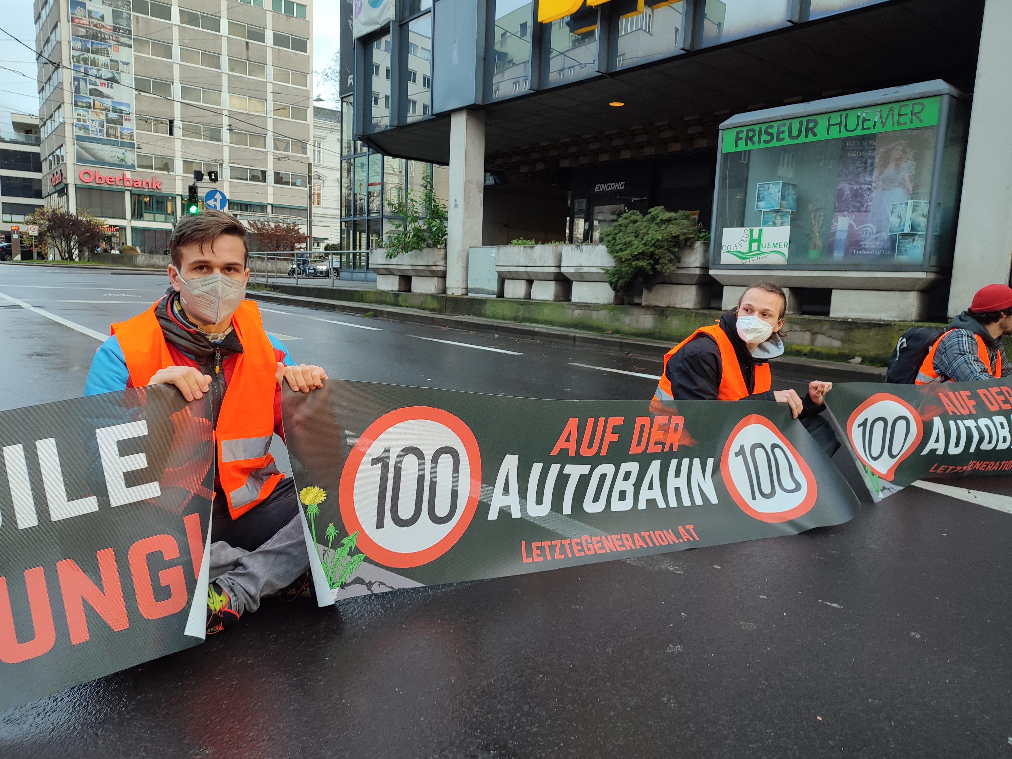 Aktivisten klebten sich in der neuen Woche in Linz fest.